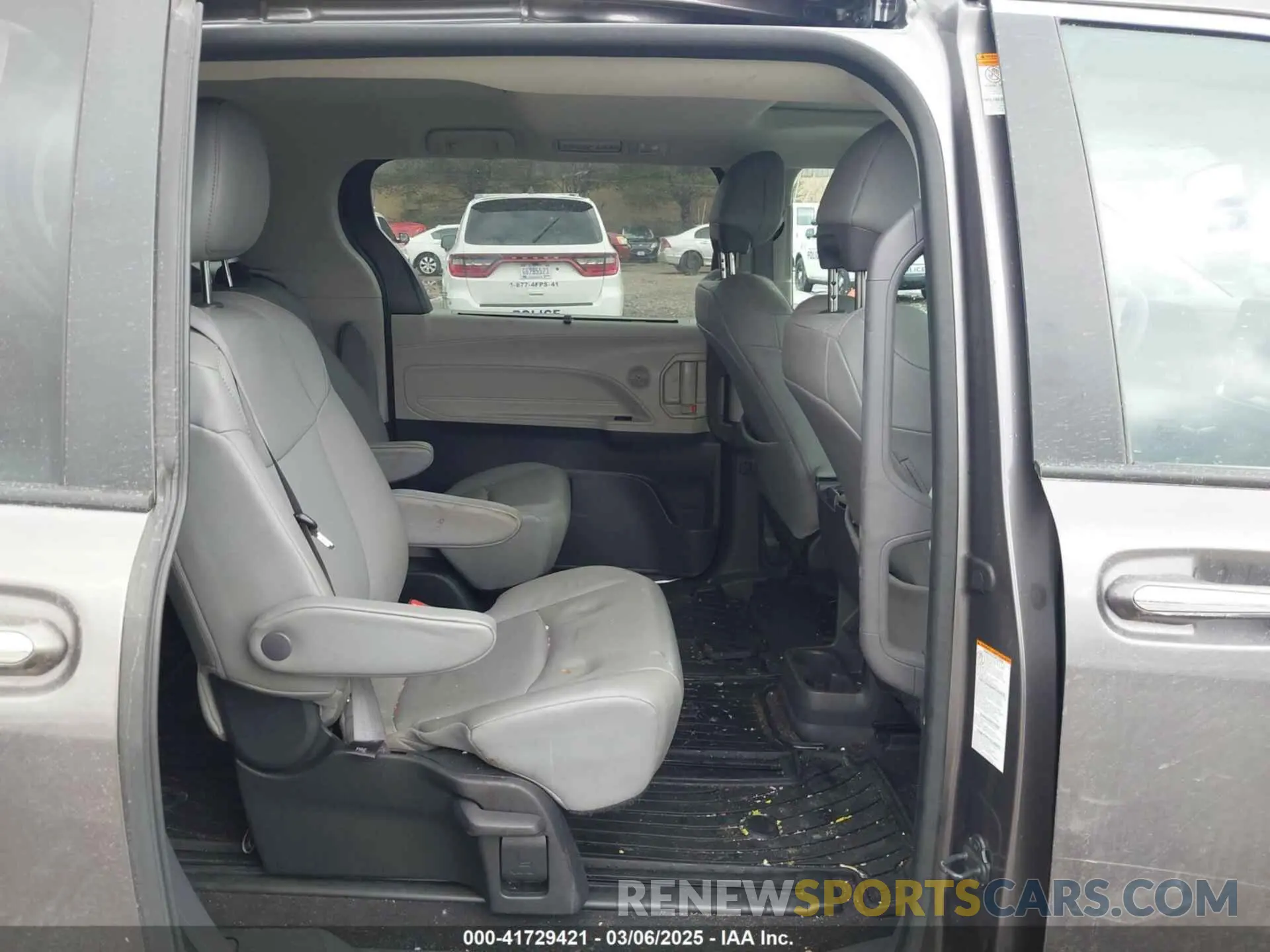 8 Photograph of a damaged car 5TDJSKFC2NS066081 TOYOTA SIENNA 2022