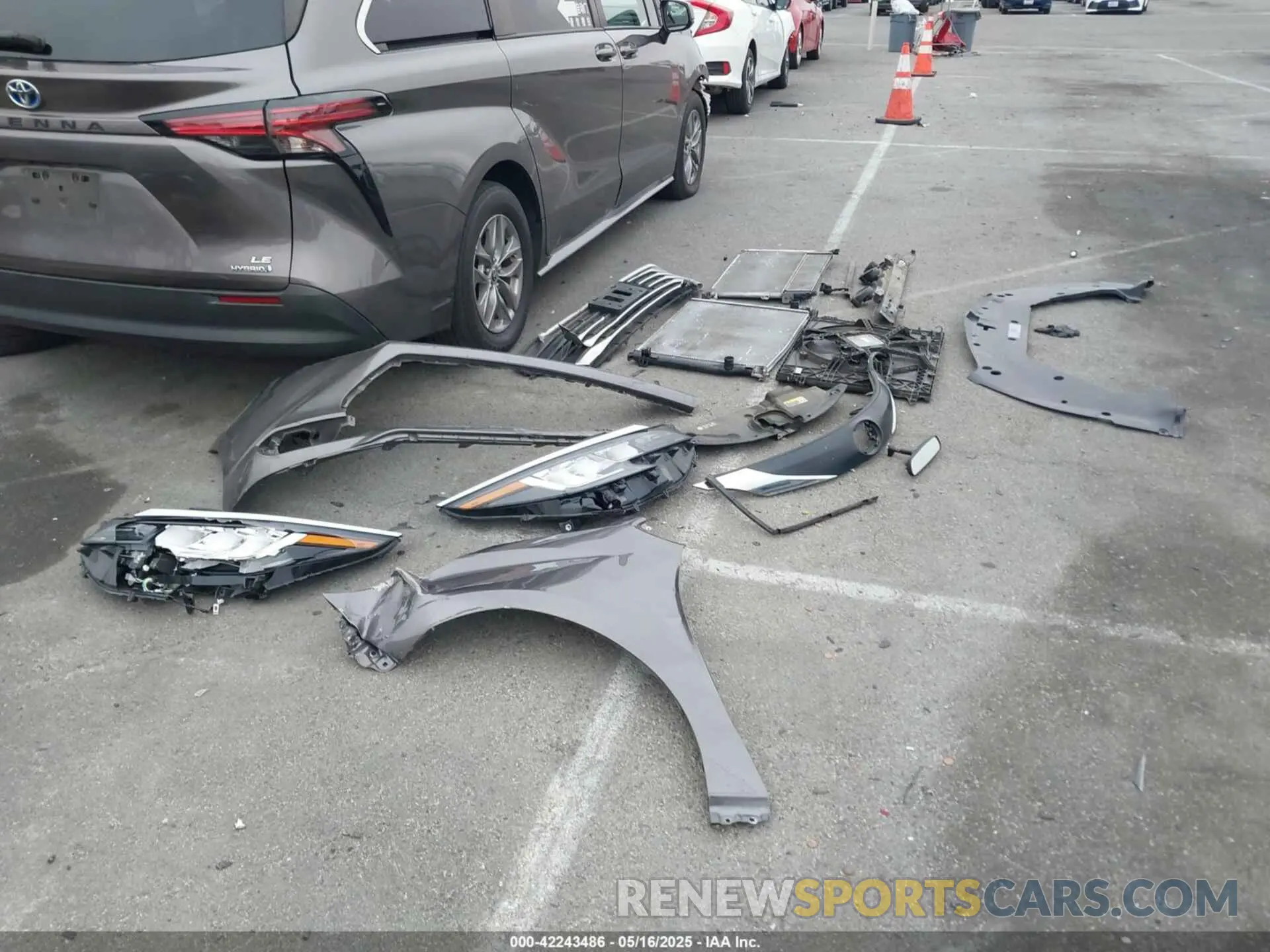 12 Photograph of a damaged car 5TDKRKEC1NS099302 TOYOTA SIENNA 2022