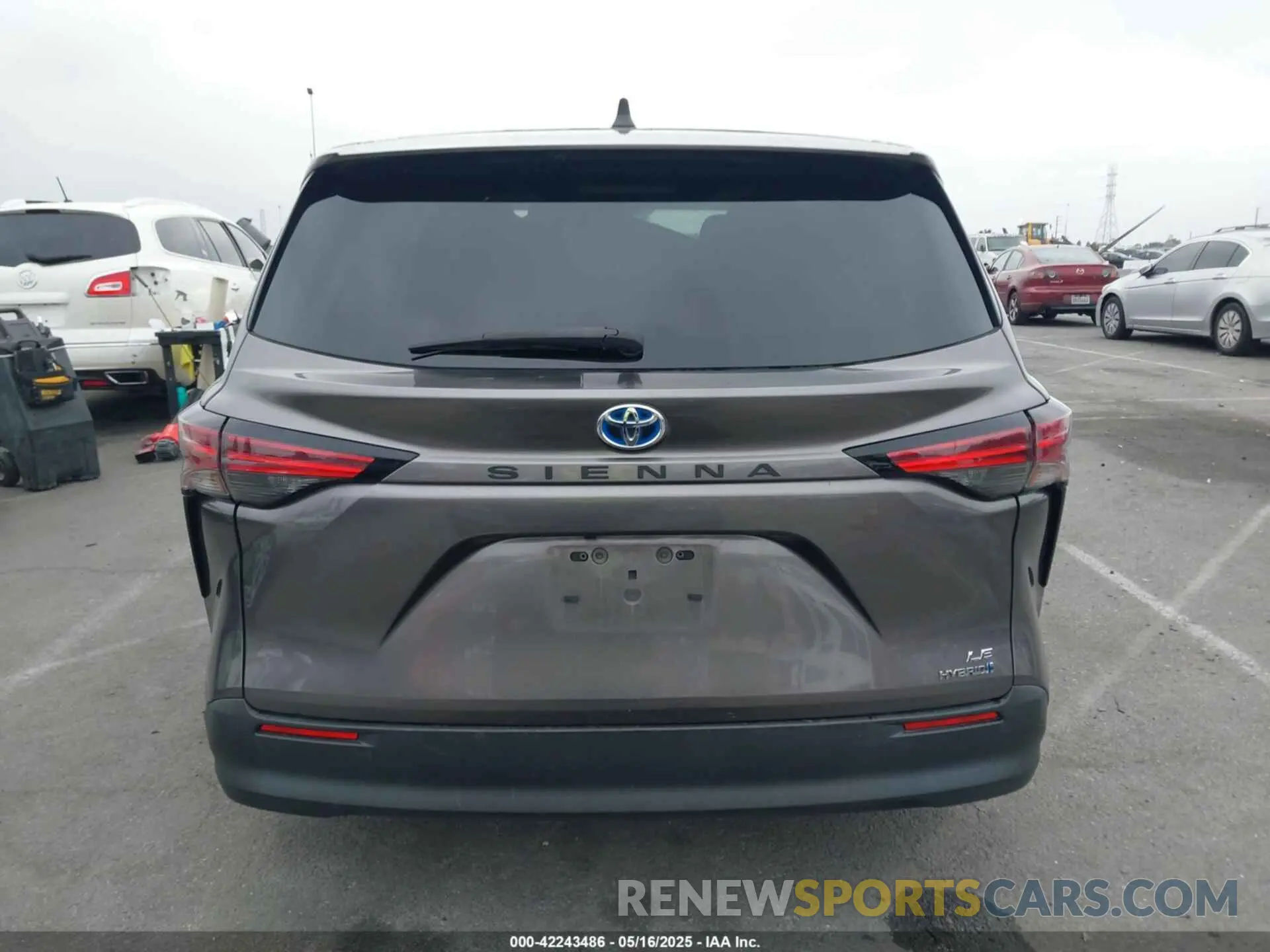 17 Photograph of a damaged car 5TDKRKEC1NS099302 TOYOTA SIENNA 2022