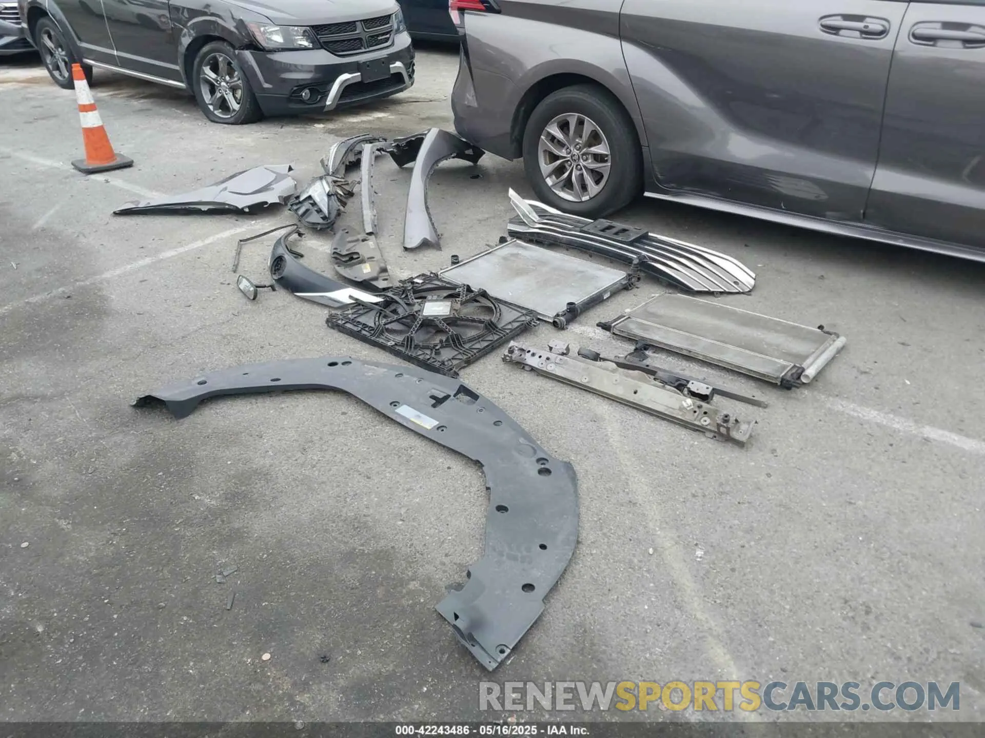 18 Photograph of a damaged car 5TDKRKEC1NS099302 TOYOTA SIENNA 2022