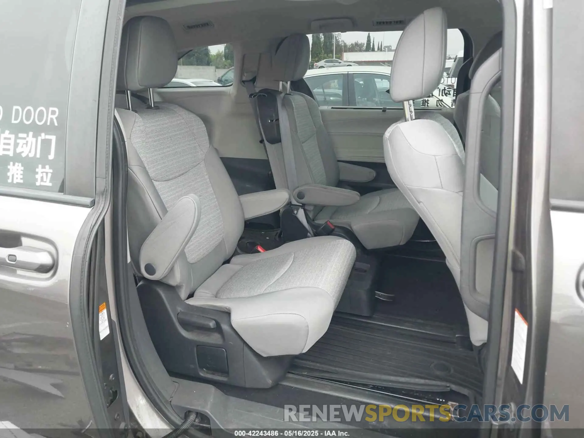 8 Photograph of a damaged car 5TDKRKEC1NS099302 TOYOTA SIENNA 2022