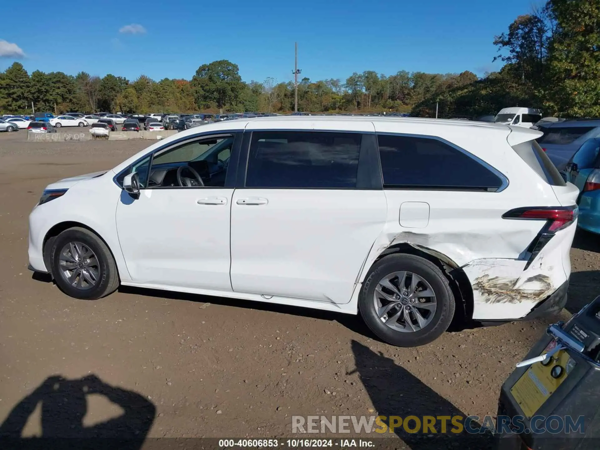 14 Photograph of a damaged car 5TDKRKEC4NS101057 TOYOTA SIENNA 2022