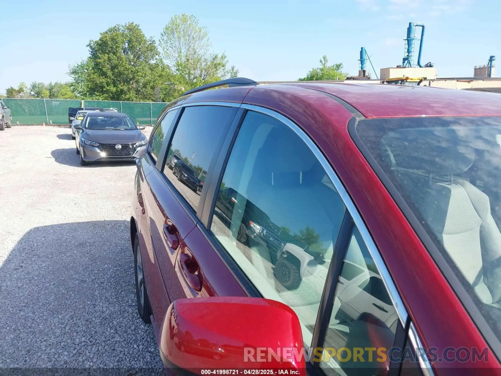 18 Photograph of a damaged car 5TDKRKEC7NS095271 TOYOTA SIENNA 2022