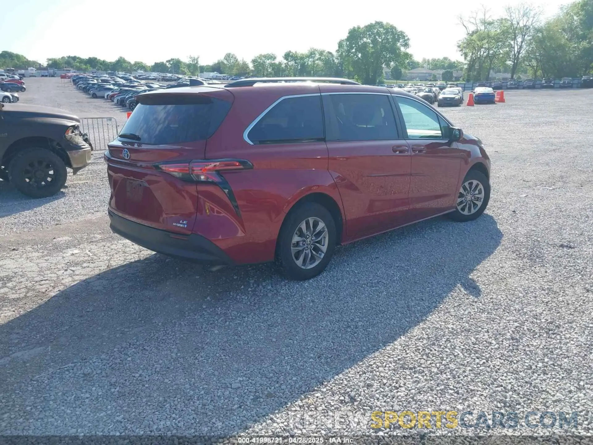 4 Photograph of a damaged car 5TDKRKEC7NS095271 TOYOTA SIENNA 2022
