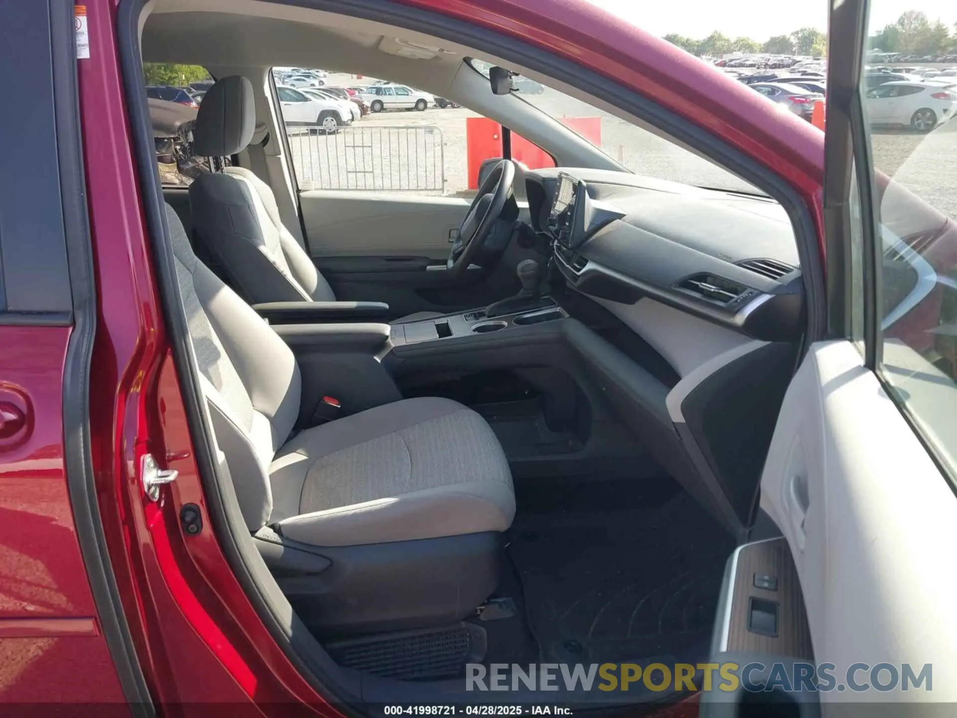 5 Photograph of a damaged car 5TDKRKEC7NS095271 TOYOTA SIENNA 2022