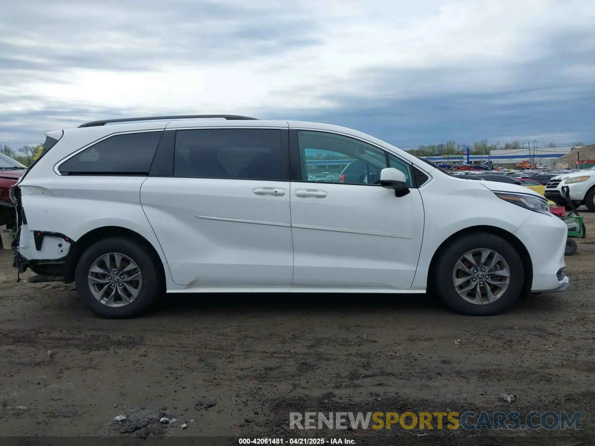 13 Photograph of a damaged car 5TDKRKEC7NS119925 TOYOTA SIENNA 2022