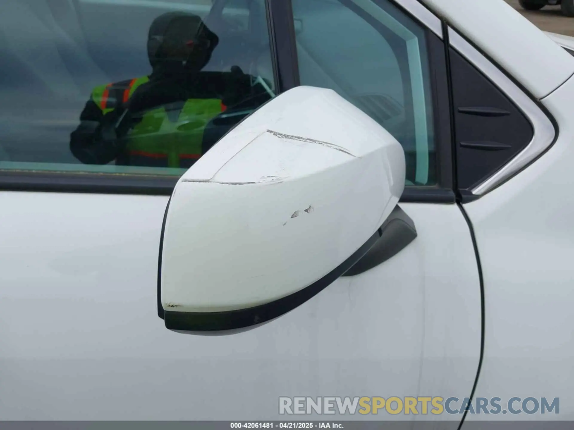 19 Photograph of a damaged car 5TDKRKEC7NS119925 TOYOTA SIENNA 2022
