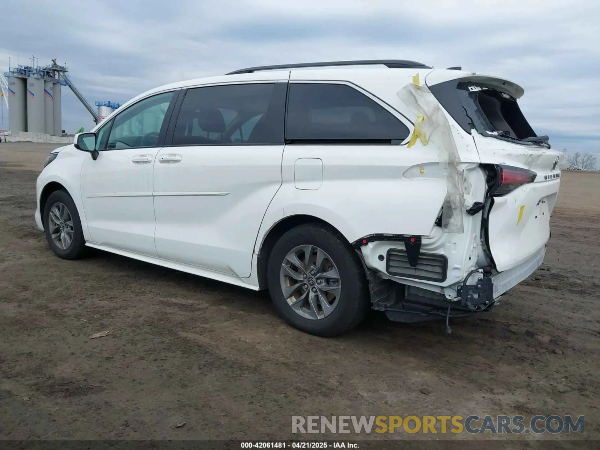 3 Photograph of a damaged car 5TDKRKEC7NS119925 TOYOTA SIENNA 2022