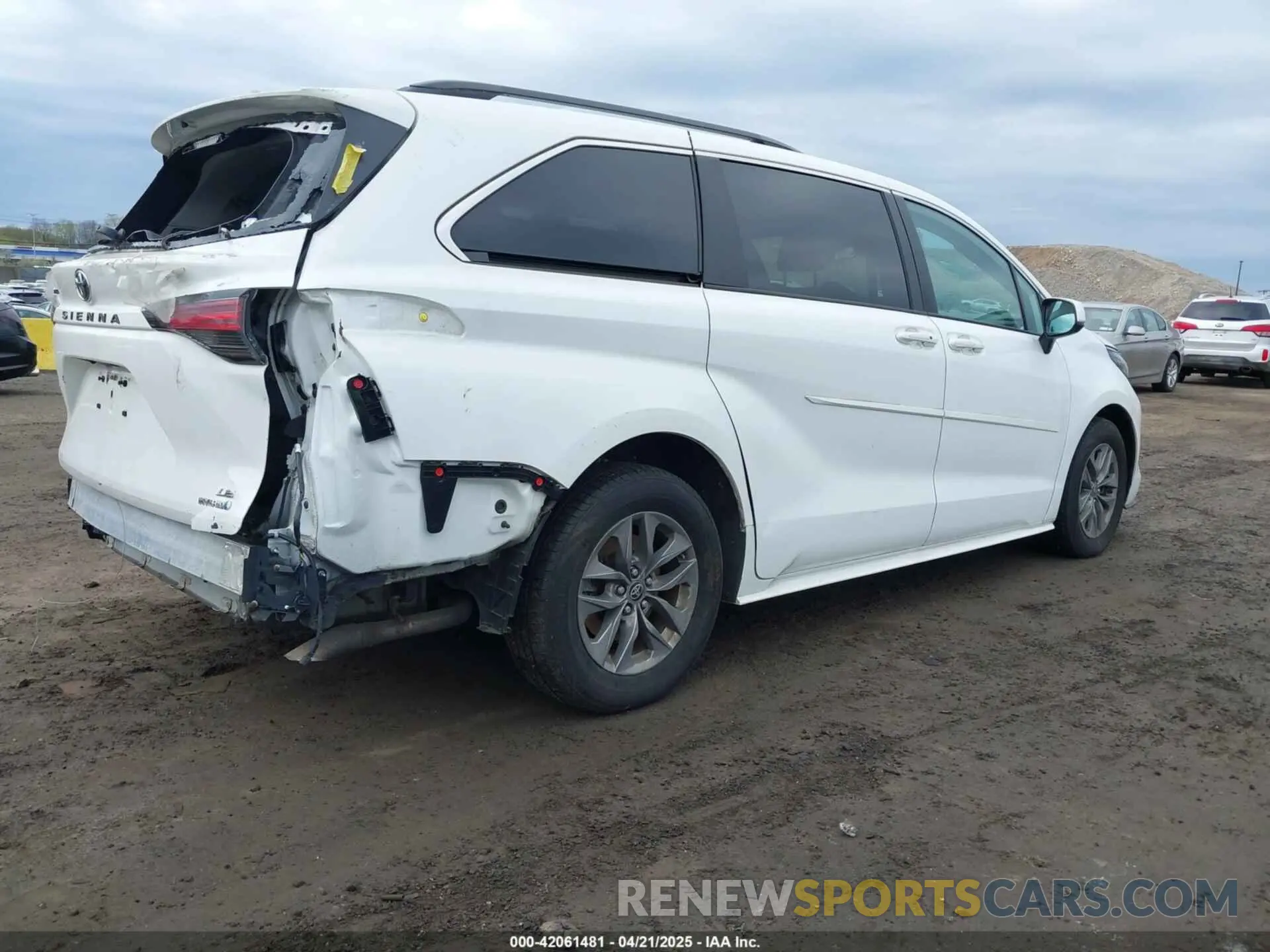 4 Photograph of a damaged car 5TDKRKEC7NS119925 TOYOTA SIENNA 2022