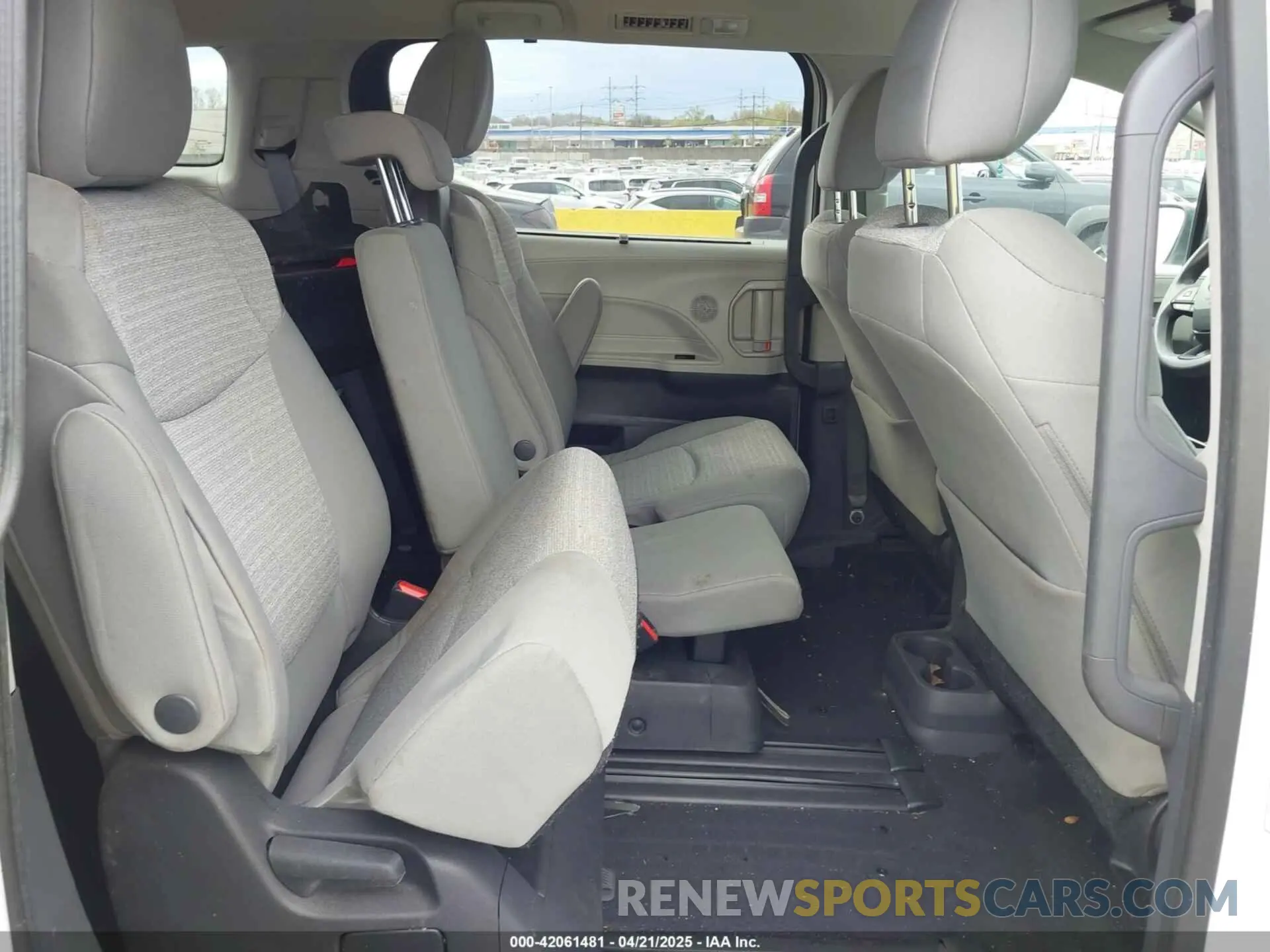 8 Photograph of a damaged car 5TDKRKEC7NS119925 TOYOTA SIENNA 2022