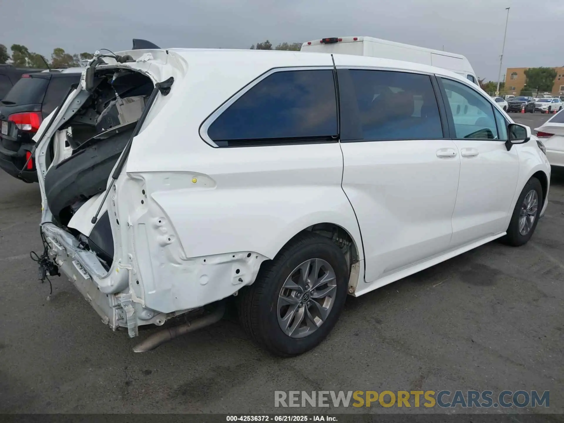 4 Photograph of a damaged car 5TDKRKEC9NS122406 TOYOTA SIENNA 2022