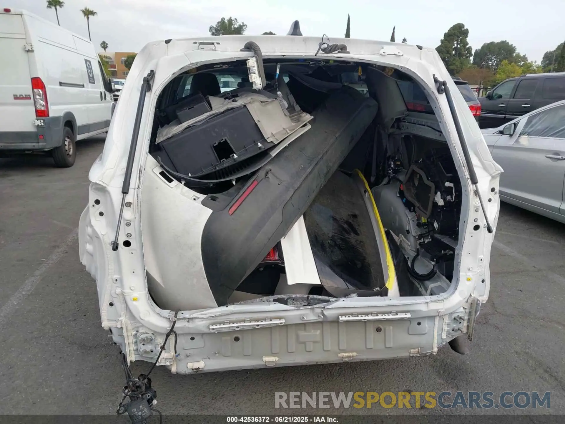 6 Photograph of a damaged car 5TDKRKEC9NS122406 TOYOTA SIENNA 2022