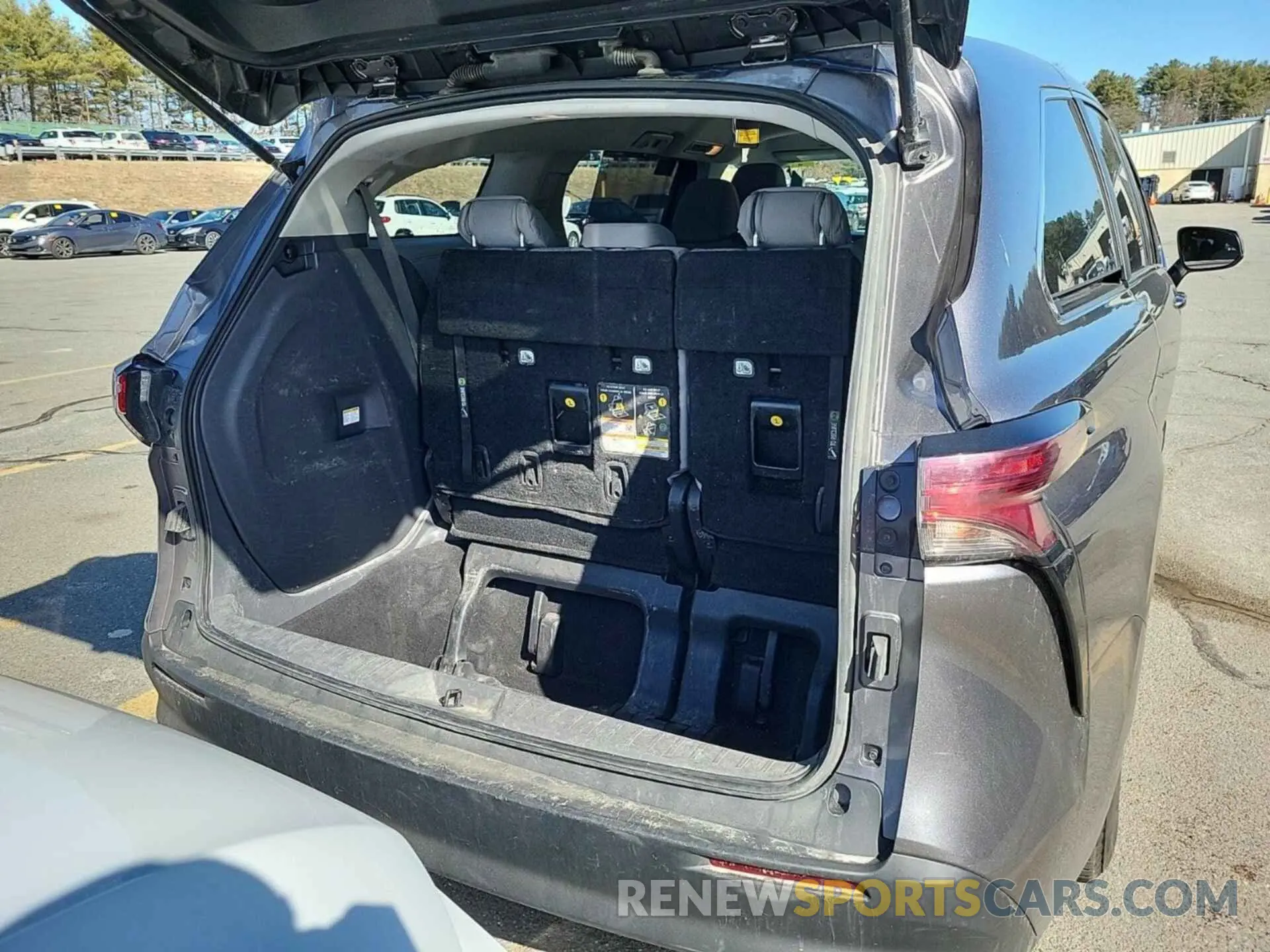19 Photograph of a damaged car 5TDKSKFC2NS047017 TOYOTA SIENNA 2022