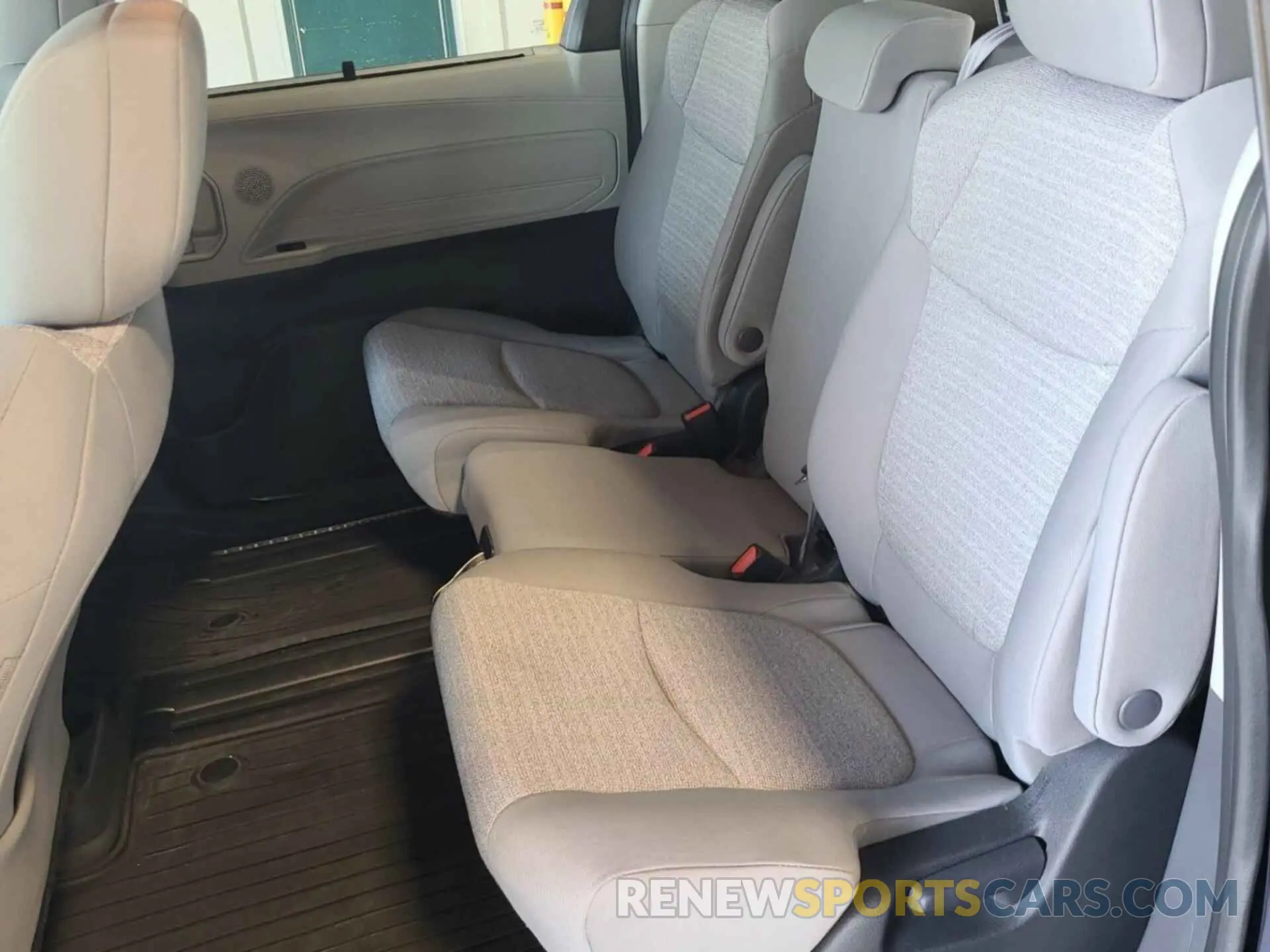 13 Photograph of a damaged car 5TDKSKFC8NS070785 TOYOTA SIENNA 2022