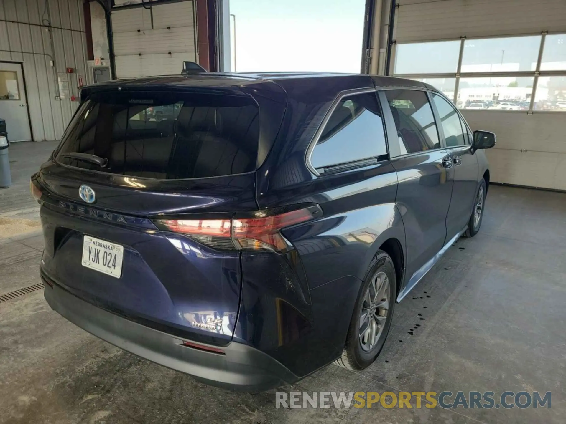 8 Photograph of a damaged car 5TDKSKFC8NS070785 TOYOTA SIENNA 2022