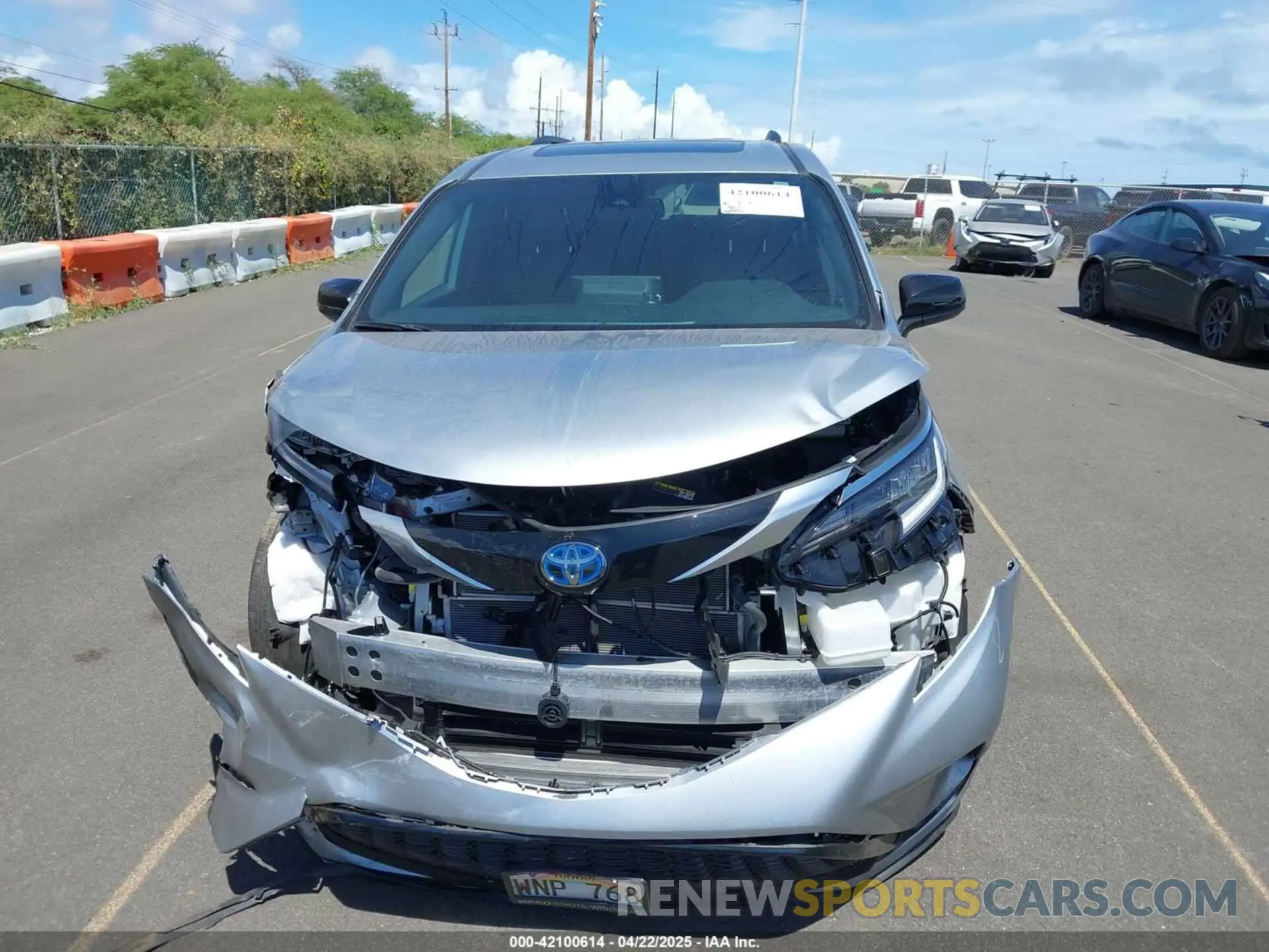 12 Photograph of a damaged car 5TDXRKEC6NS097695 TOYOTA SIENNA 2022