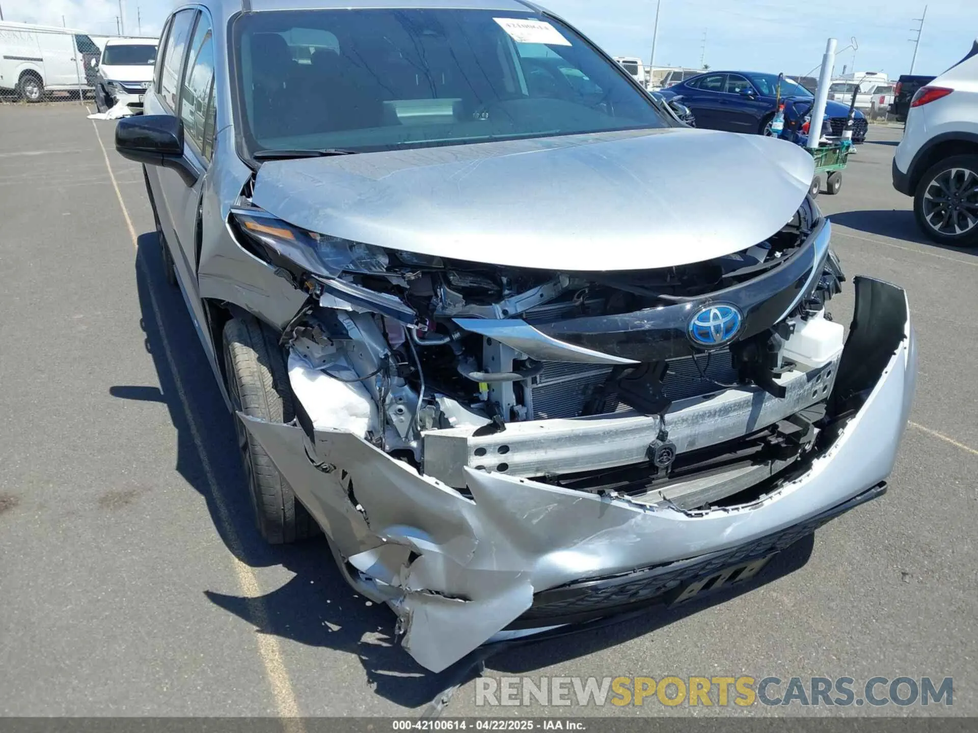 6 Photograph of a damaged car 5TDXRKEC6NS097695 TOYOTA SIENNA 2022