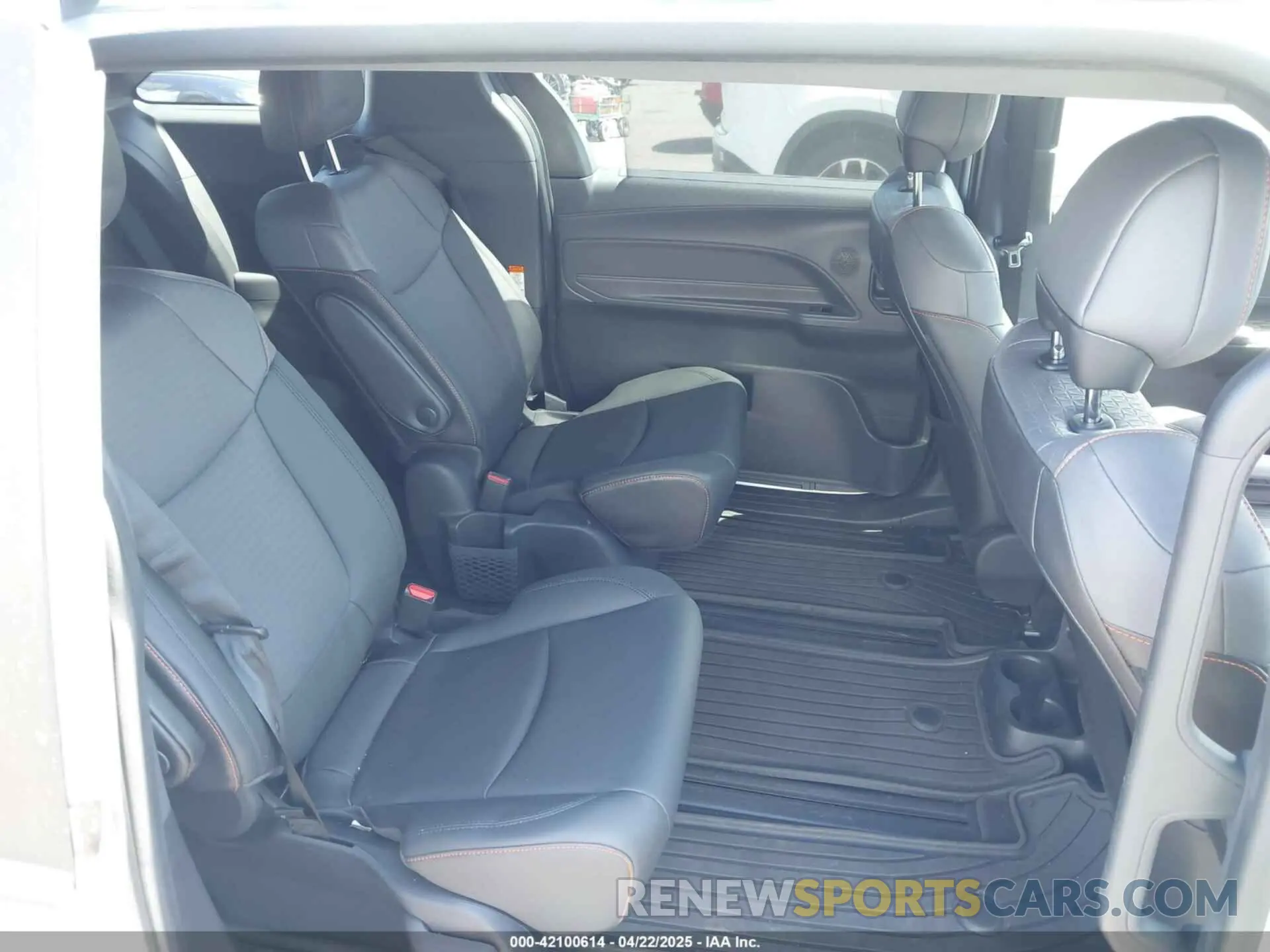 8 Photograph of a damaged car 5TDXRKEC6NS097695 TOYOTA SIENNA 2022