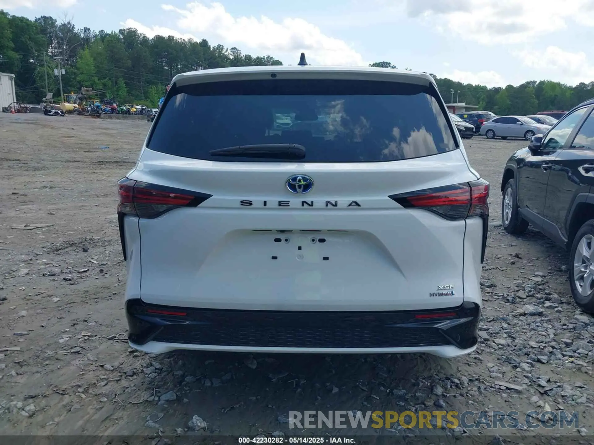 16 Photograph of a damaged car 5TDXRKEC8NS102962 TOYOTA SIENNA 2022