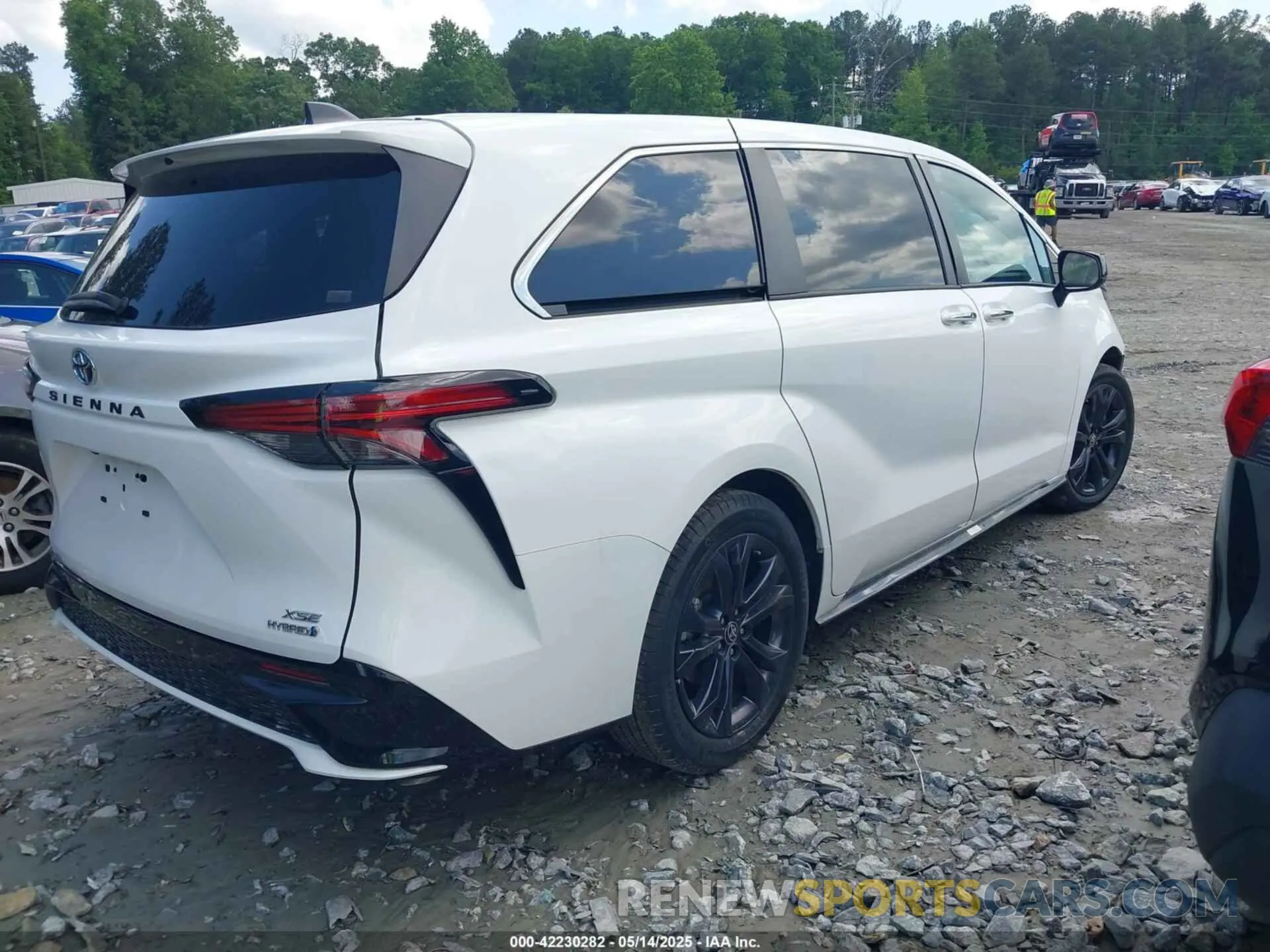 4 Photograph of a damaged car 5TDXRKEC8NS102962 TOYOTA SIENNA 2022