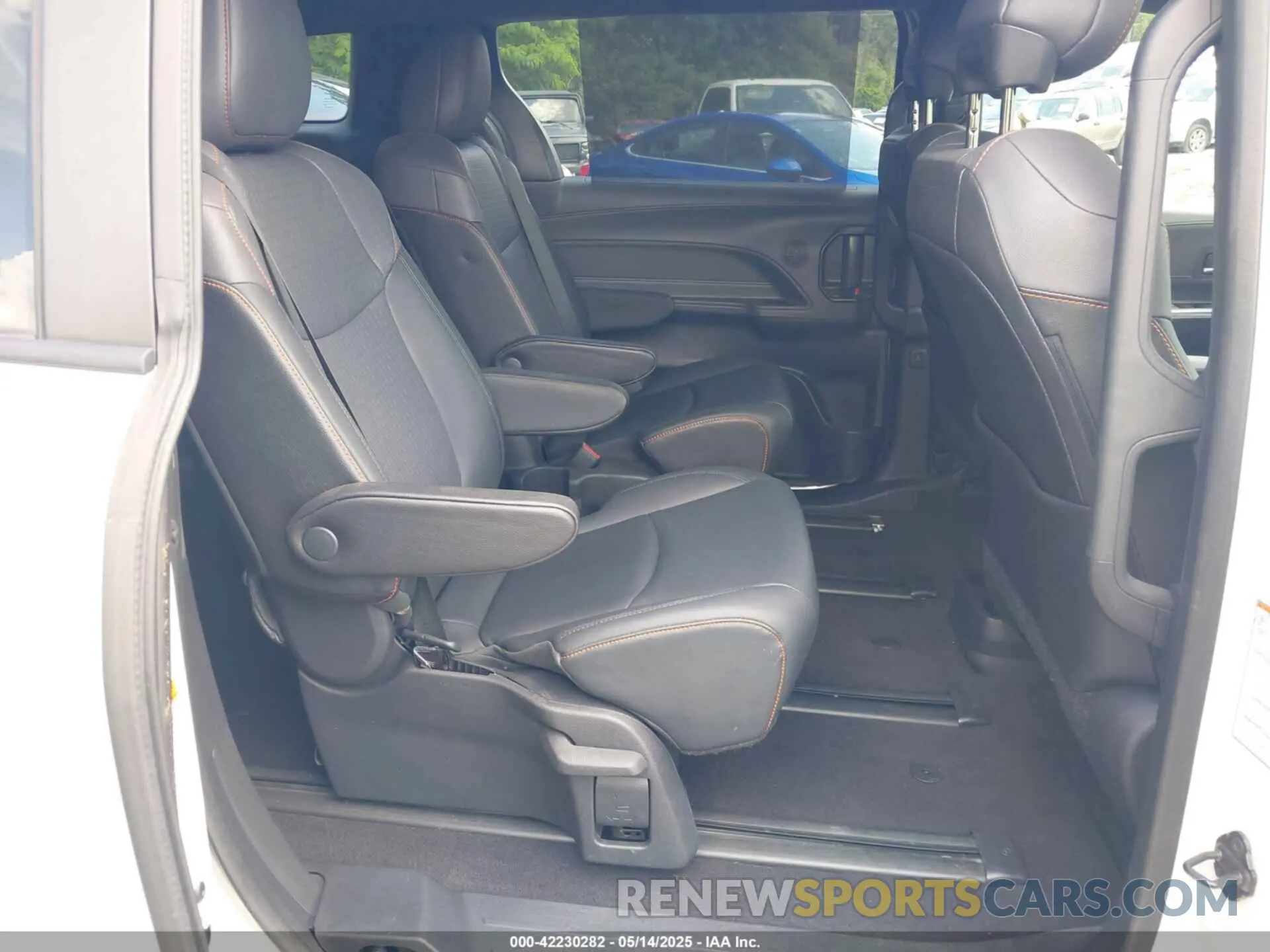 8 Photograph of a damaged car 5TDXRKEC8NS102962 TOYOTA SIENNA 2022