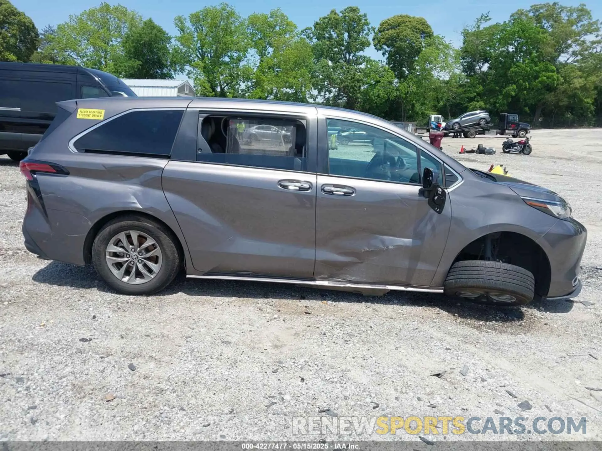 13 Photograph of a damaged car 5TDYRKEC0NS120117 TOYOTA SIENNA 2022