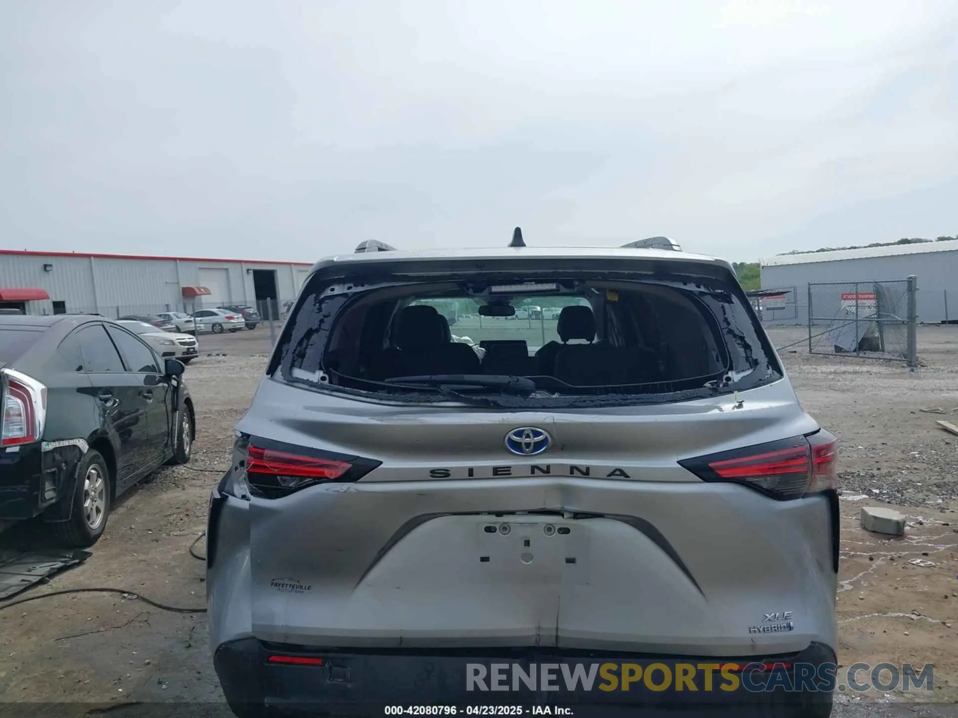 17 Photograph of a damaged car 5TDYRKEC7NS092770 TOYOTA SIENNA 2022