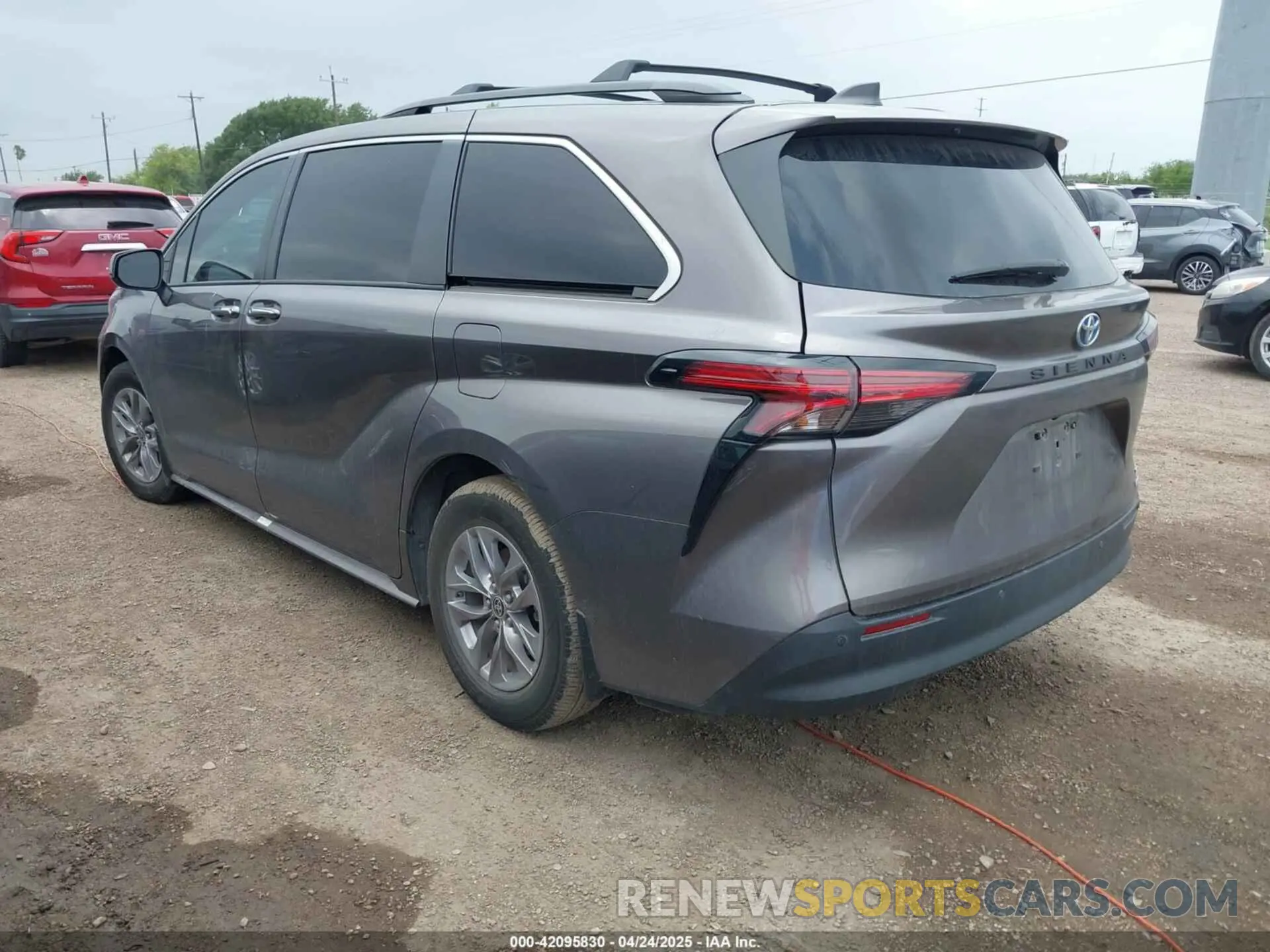 3 Photograph of a damaged car 5TDYRKECXNS108735 TOYOTA SIENNA 2022