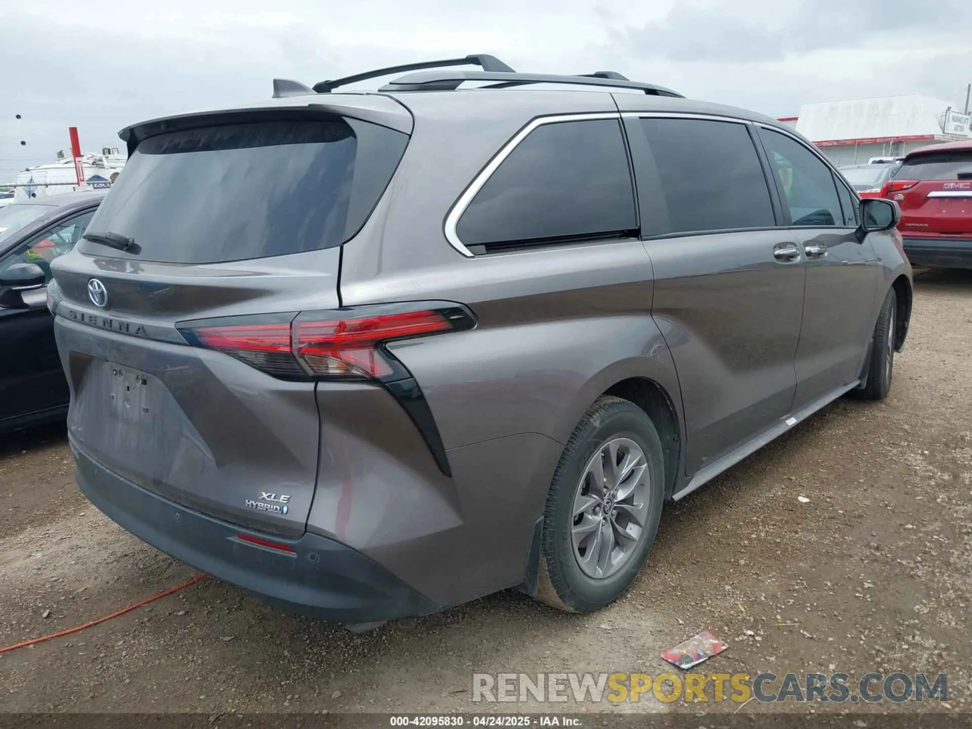 4 Photograph of a damaged car 5TDYRKECXNS108735 TOYOTA SIENNA 2022