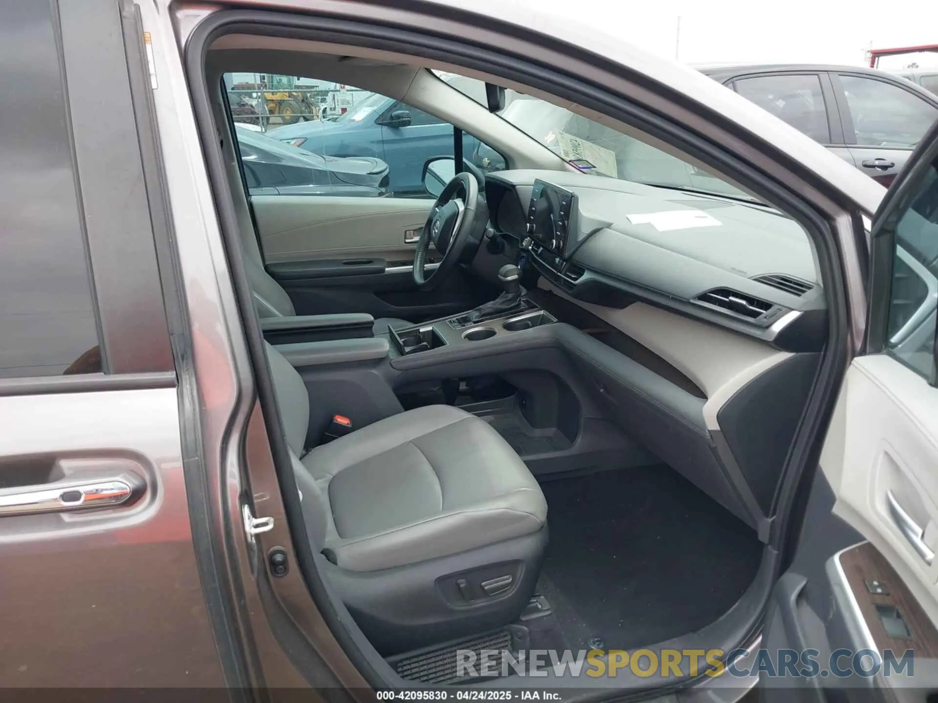 5 Photograph of a damaged car 5TDYRKECXNS108735 TOYOTA SIENNA 2022