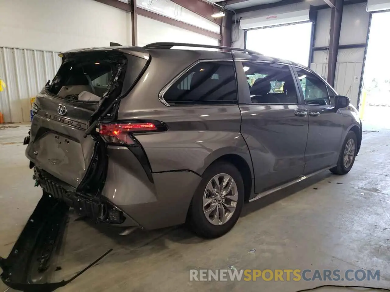4 Photograph of a damaged car 5TDYRKECXNS117368 TOYOTA SIENNA 2022
