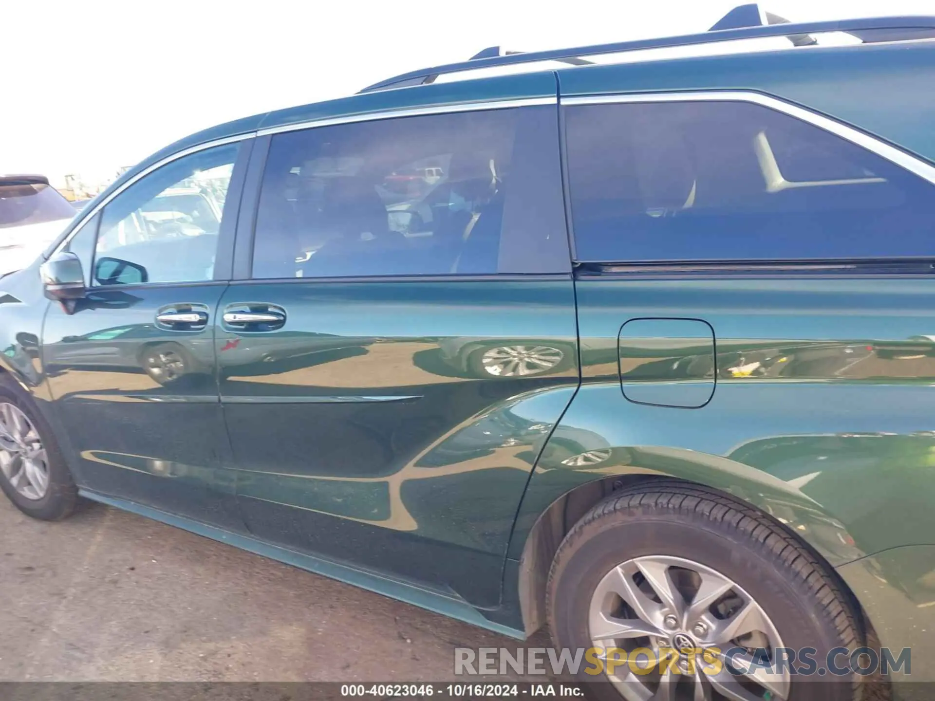 14 Photograph of a damaged car 5TDYSKFC6NS062002 TOYOTA SIENNA 2022