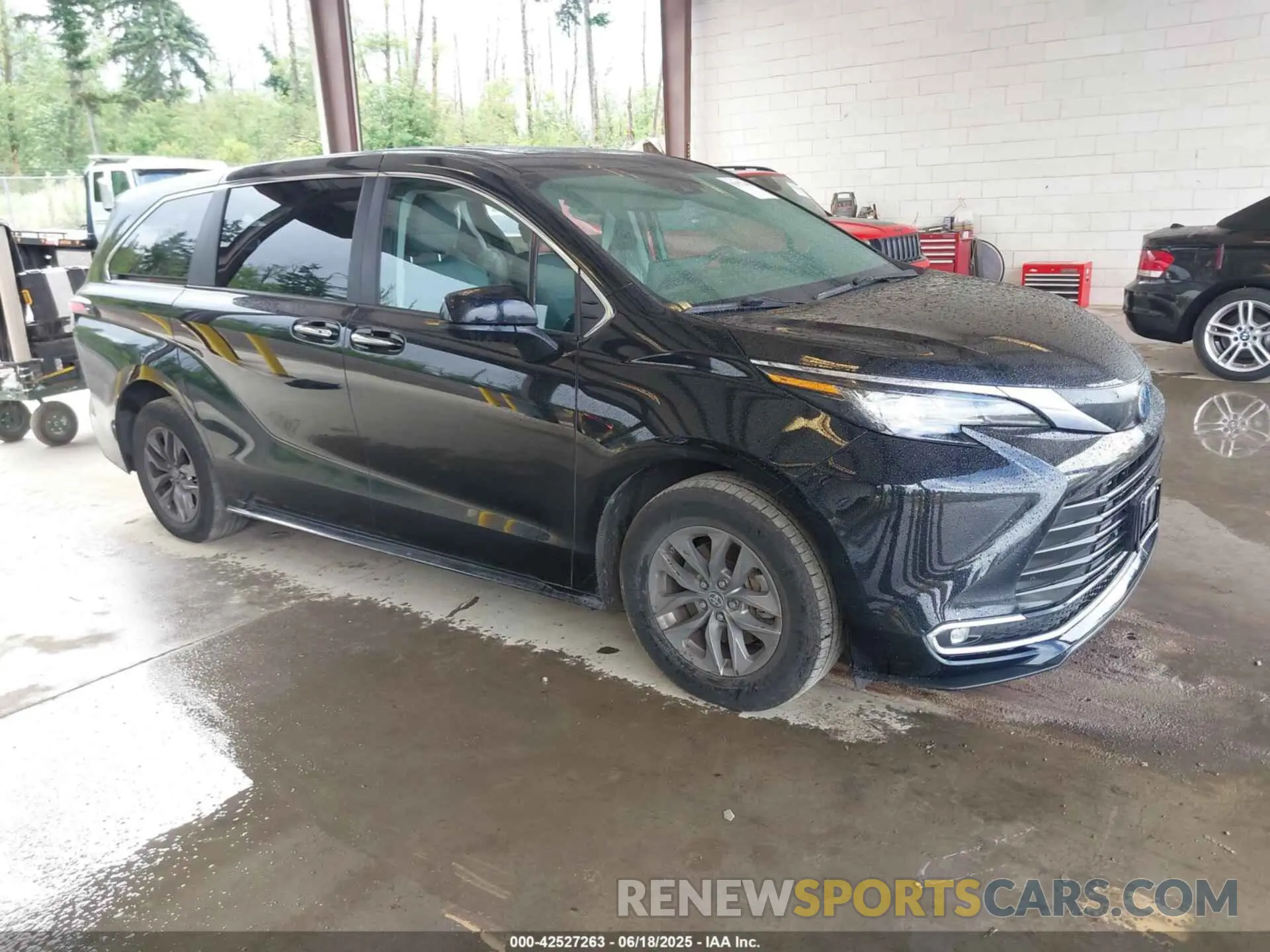 1 Photograph of a damaged car 5TDYSKFC6NS065160 TOYOTA SIENNA 2022