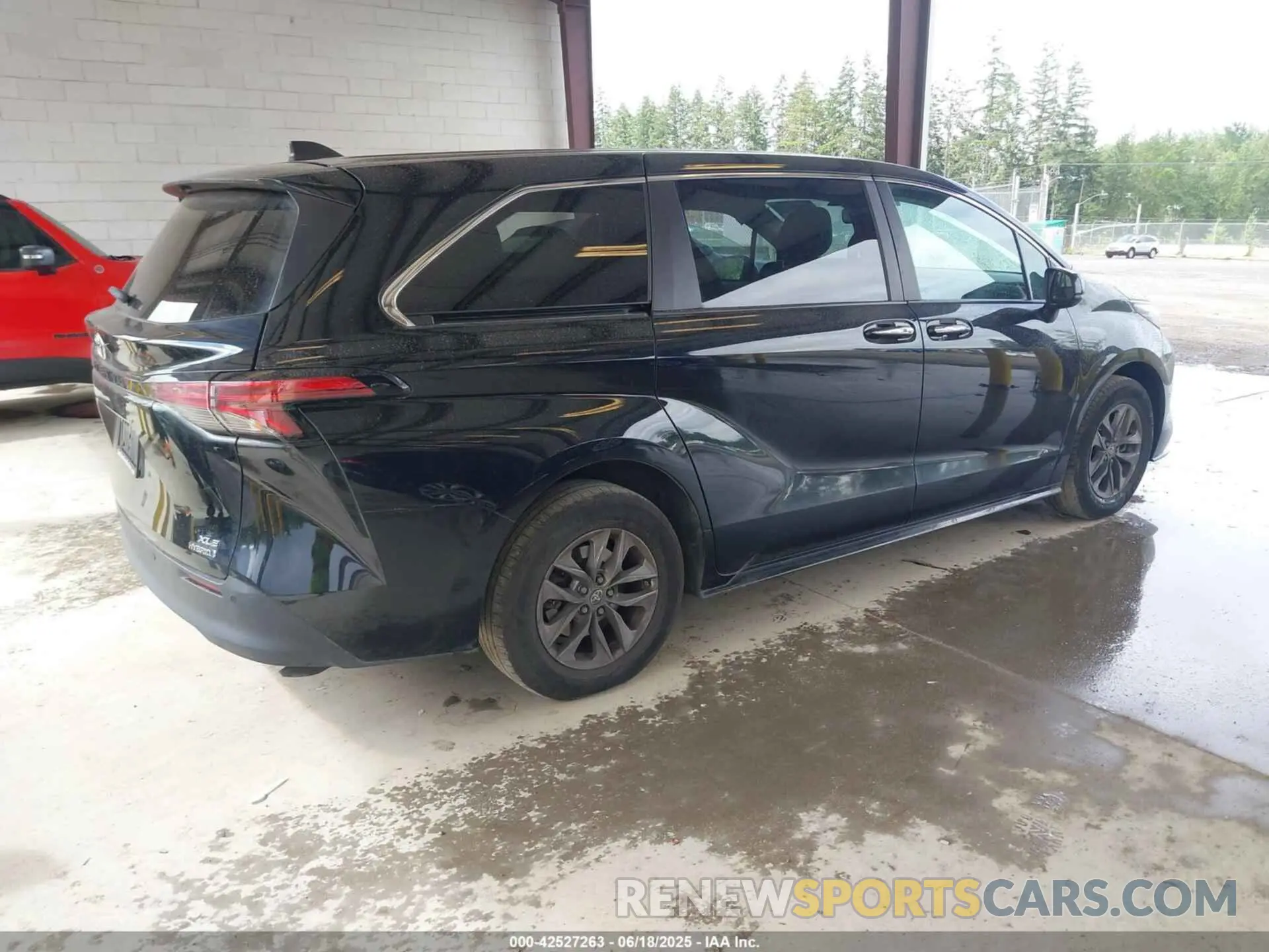 4 Photograph of a damaged car 5TDYSKFC6NS065160 TOYOTA SIENNA 2022