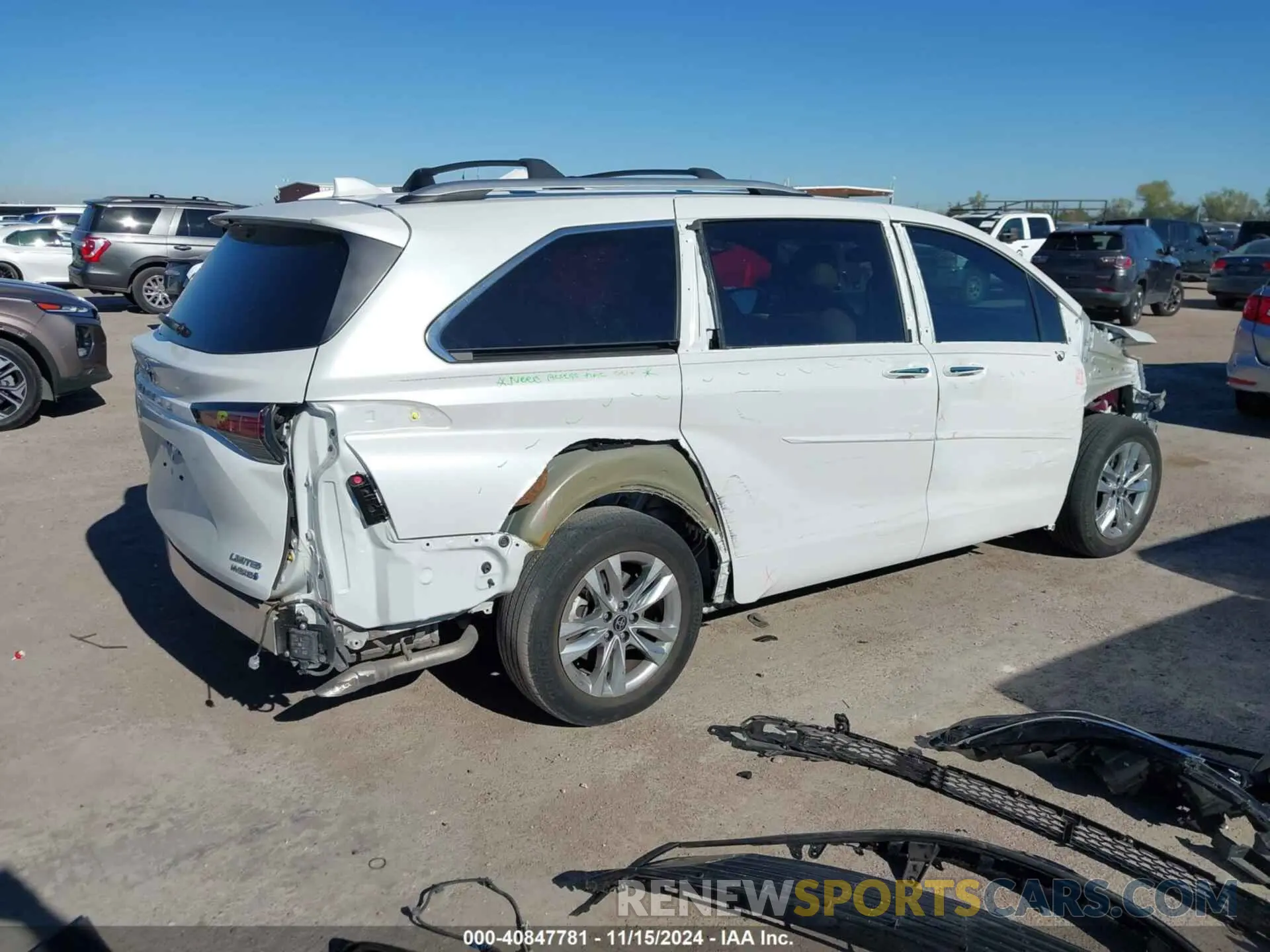 4 Photograph of a damaged car 5TDZRKEC4NS078717 TOYOTA SIENNA 2022