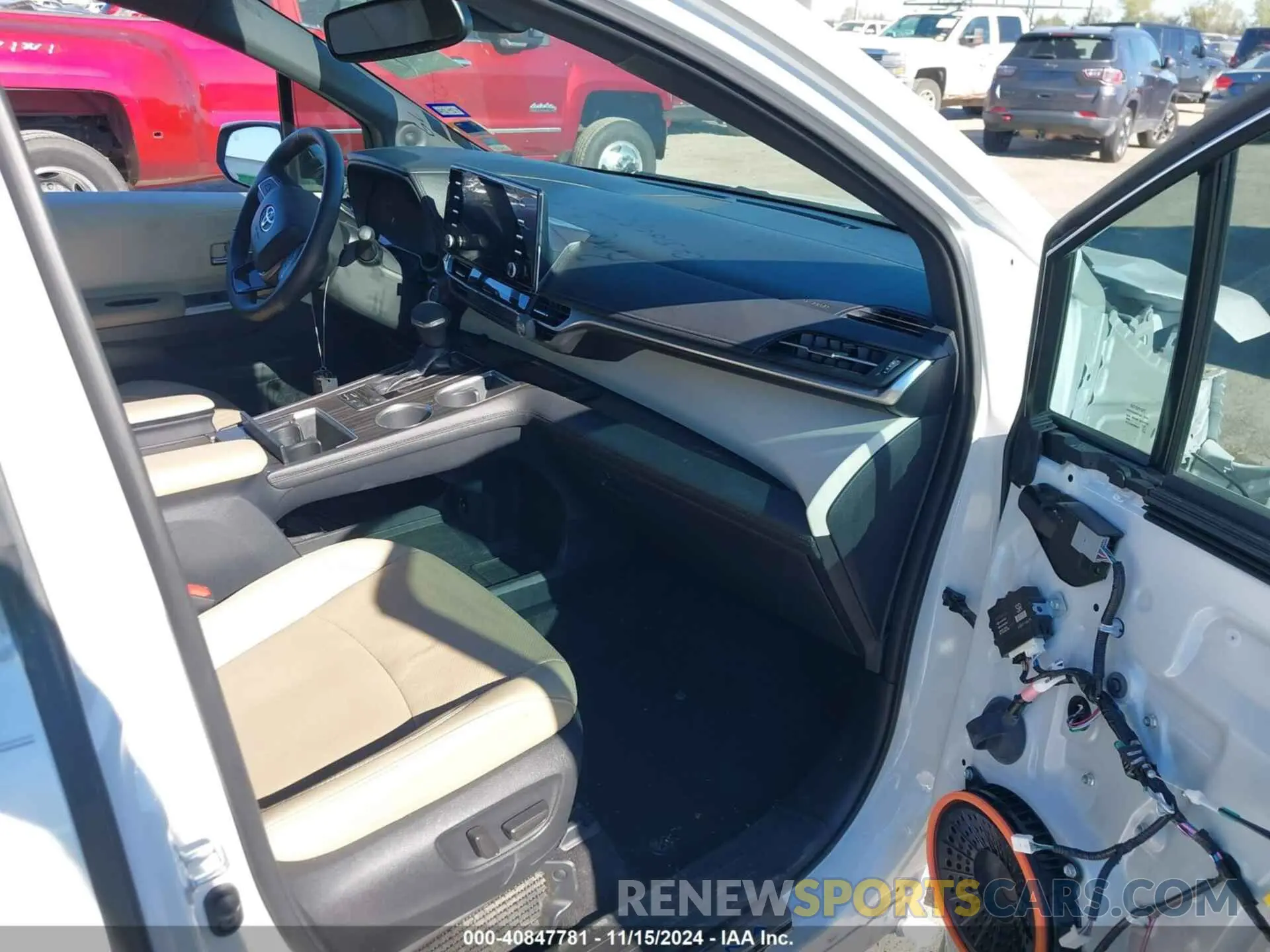 5 Photograph of a damaged car 5TDZRKEC4NS078717 TOYOTA SIENNA 2022