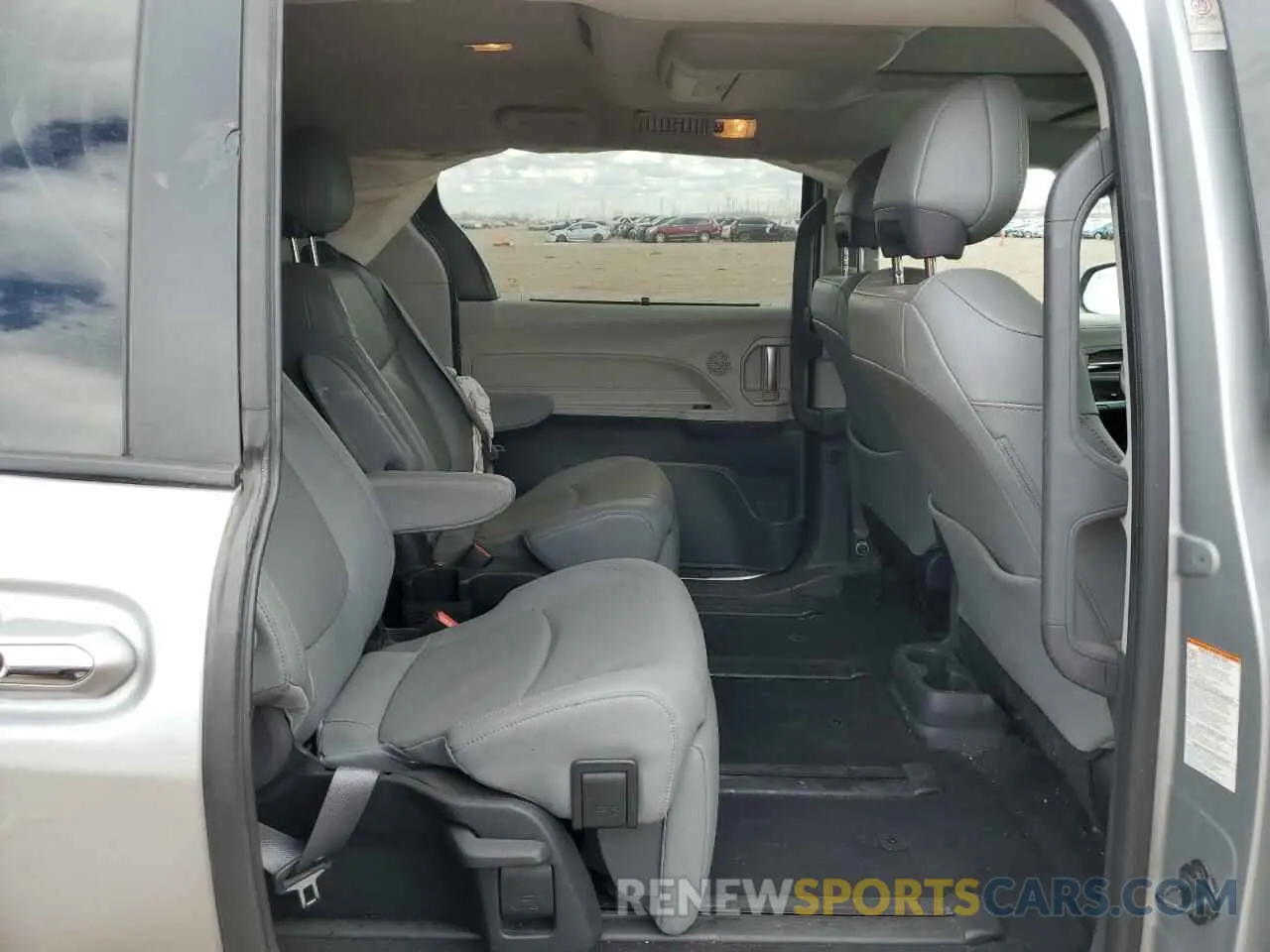 11 Photograph of a damaged car 5TDZSKFC6NS041705 TOYOTA SIENNA 2022