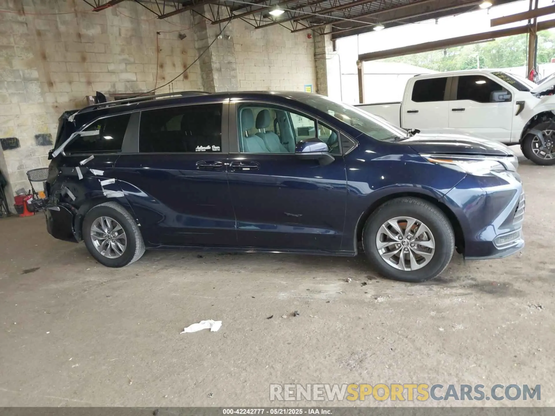 13 Фотография поврежденного автомобиля 5TDBRKEC5PS175297 TOYOTA SIENNA 2023