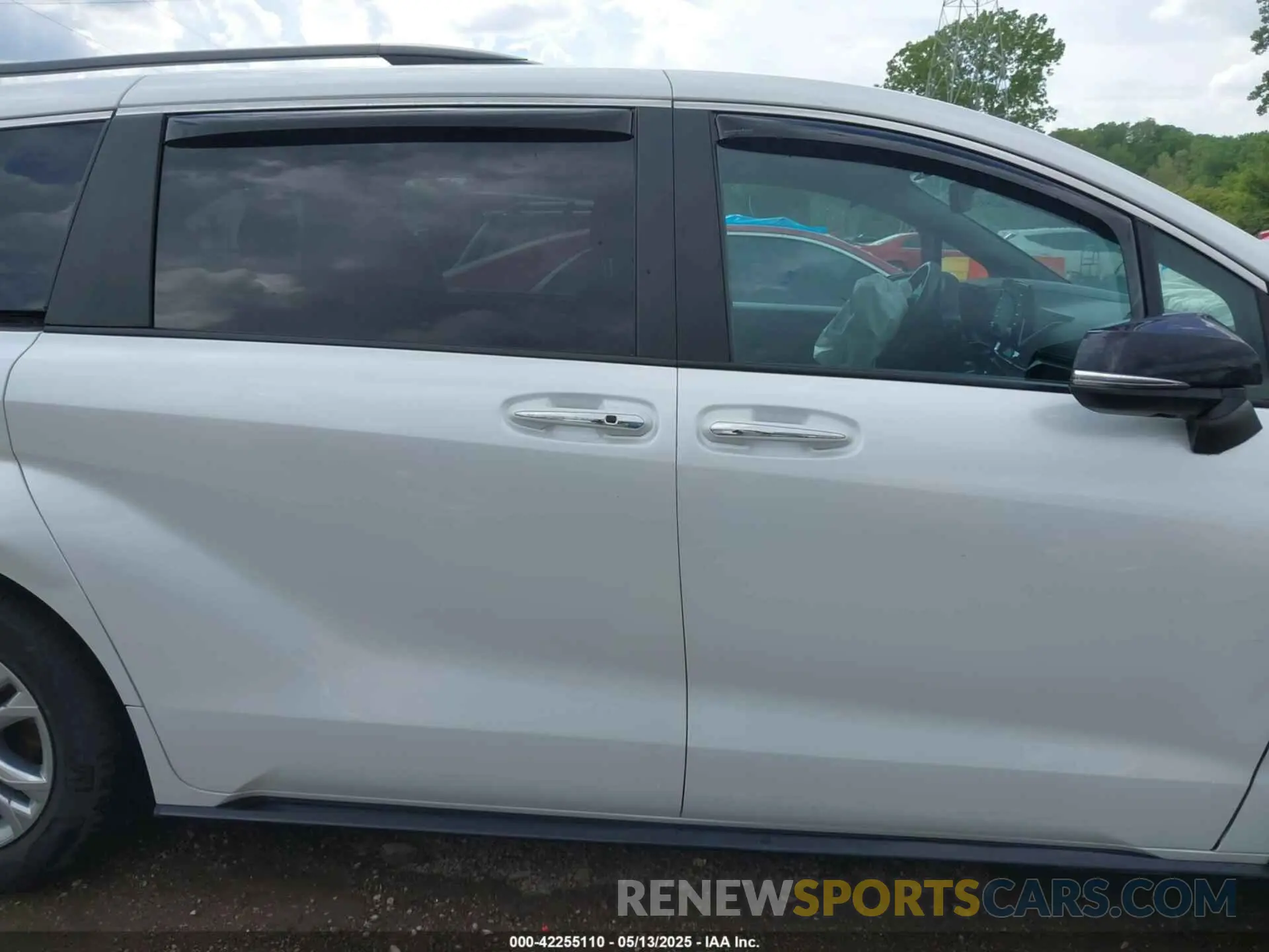 13 Photograph of a damaged car 5TDCSKFC1PS079366 TOYOTA SIENNA 2023