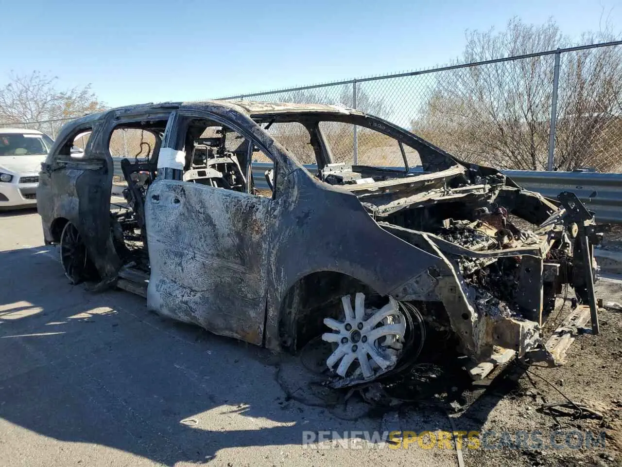 4 Photograph of a damaged car 5TDERKEC6PS155198 TOYOTA SIENNA 2023