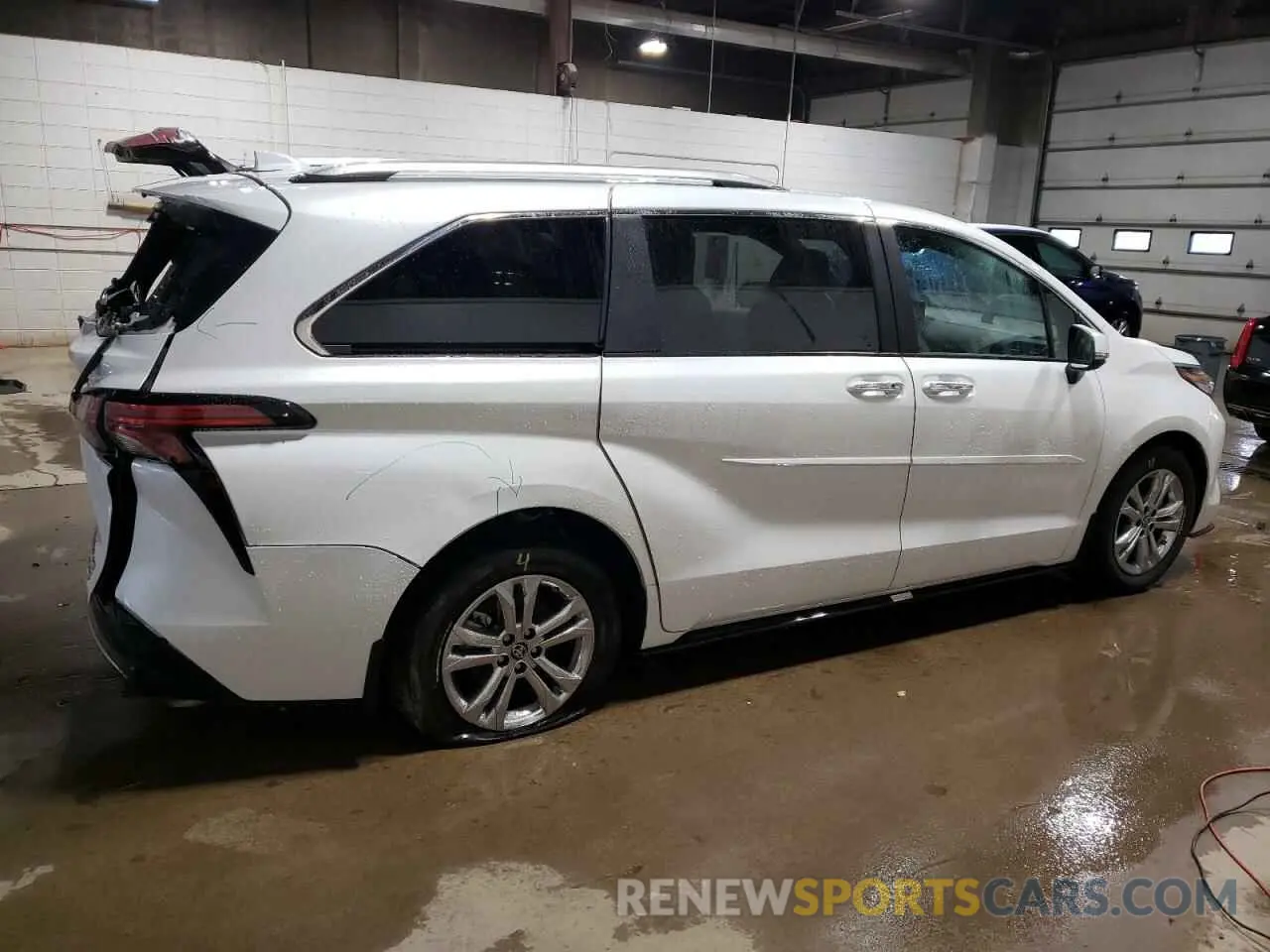 3 Photograph of a damaged car 5TDESKFC4PS094310 TOYOTA SIENNA 2023