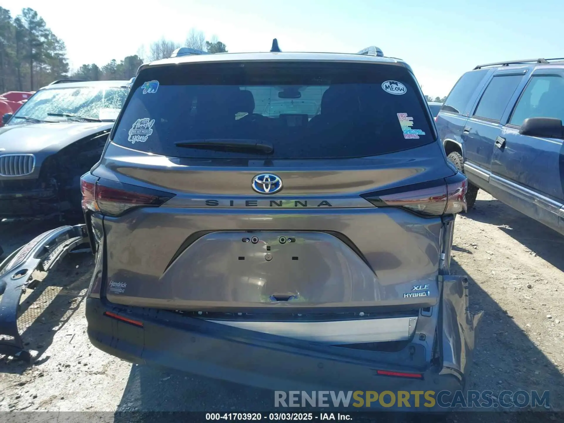 16 Photograph of a damaged car 5TDJRKEC8PS177038 TOYOTA SIENNA 2023