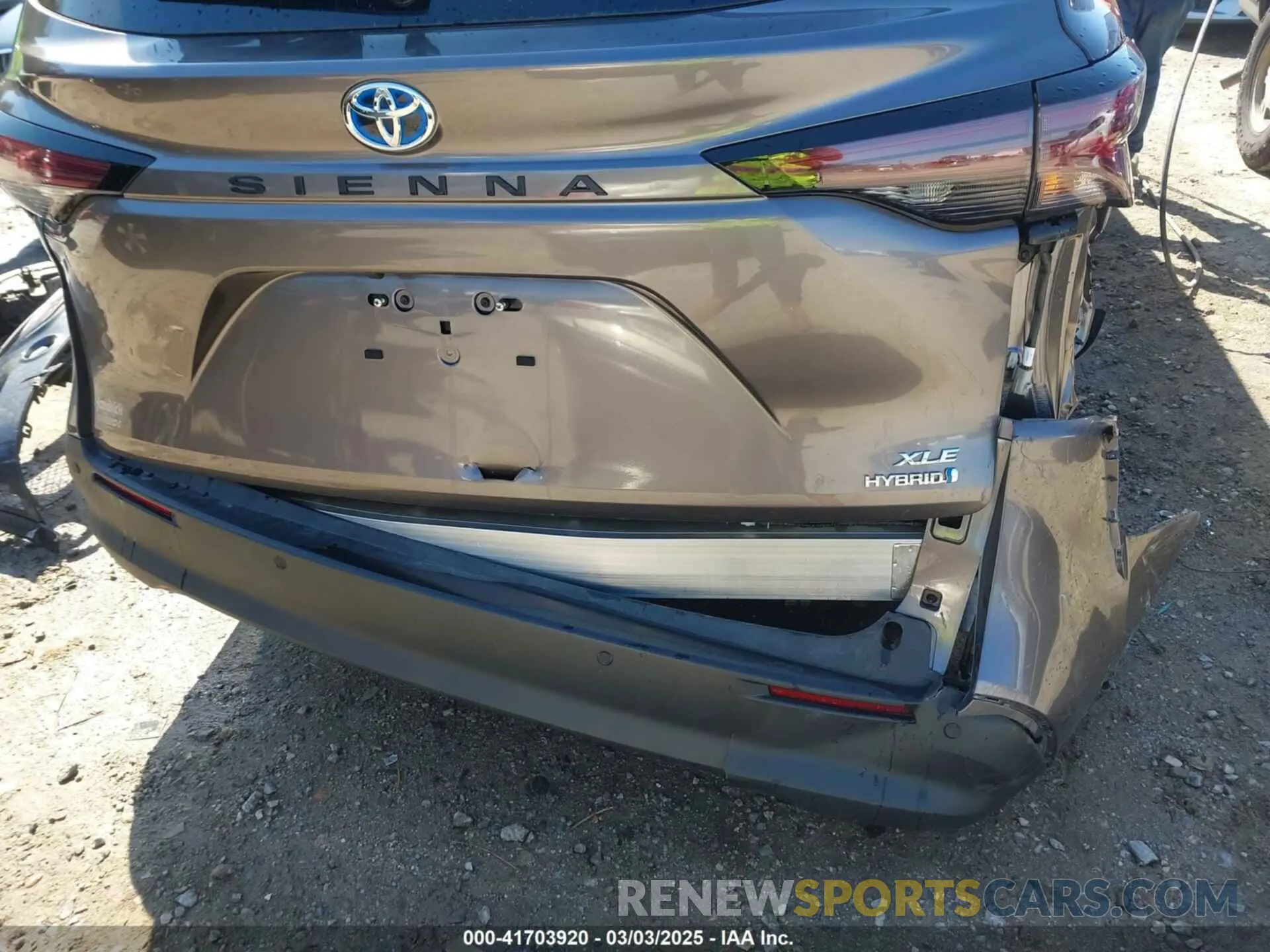 17 Photograph of a damaged car 5TDJRKEC8PS177038 TOYOTA SIENNA 2023