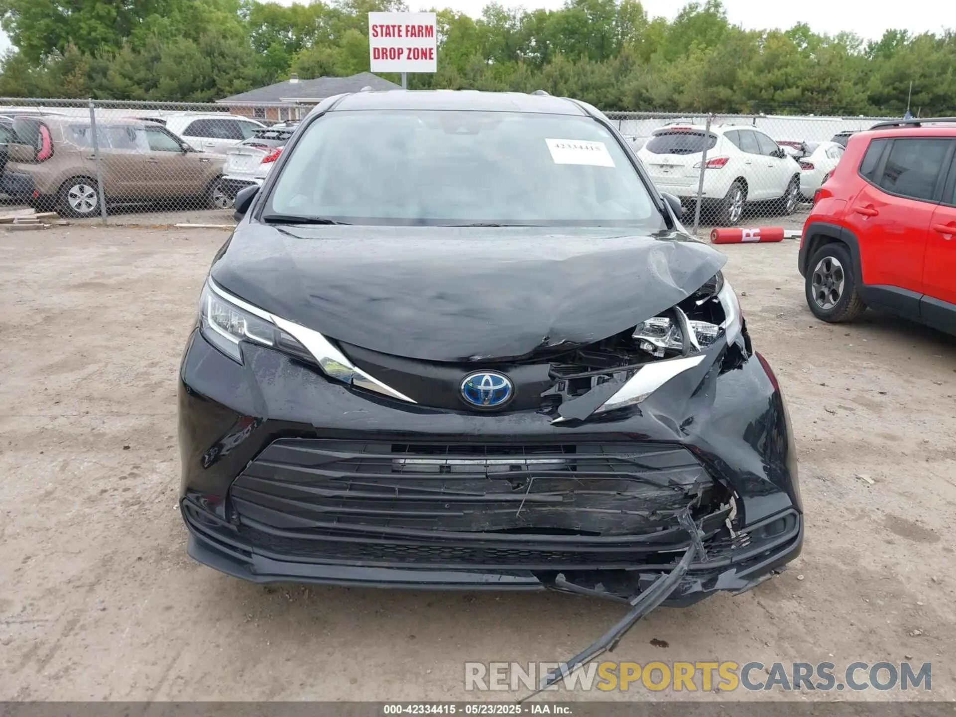 11 Photograph of a damaged car 5TDKSKFC2PS084975 TOYOTA SIENNA 2023