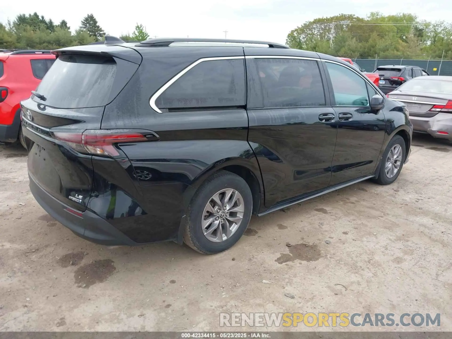 4 Photograph of a damaged car 5TDKSKFC2PS084975 TOYOTA SIENNA 2023