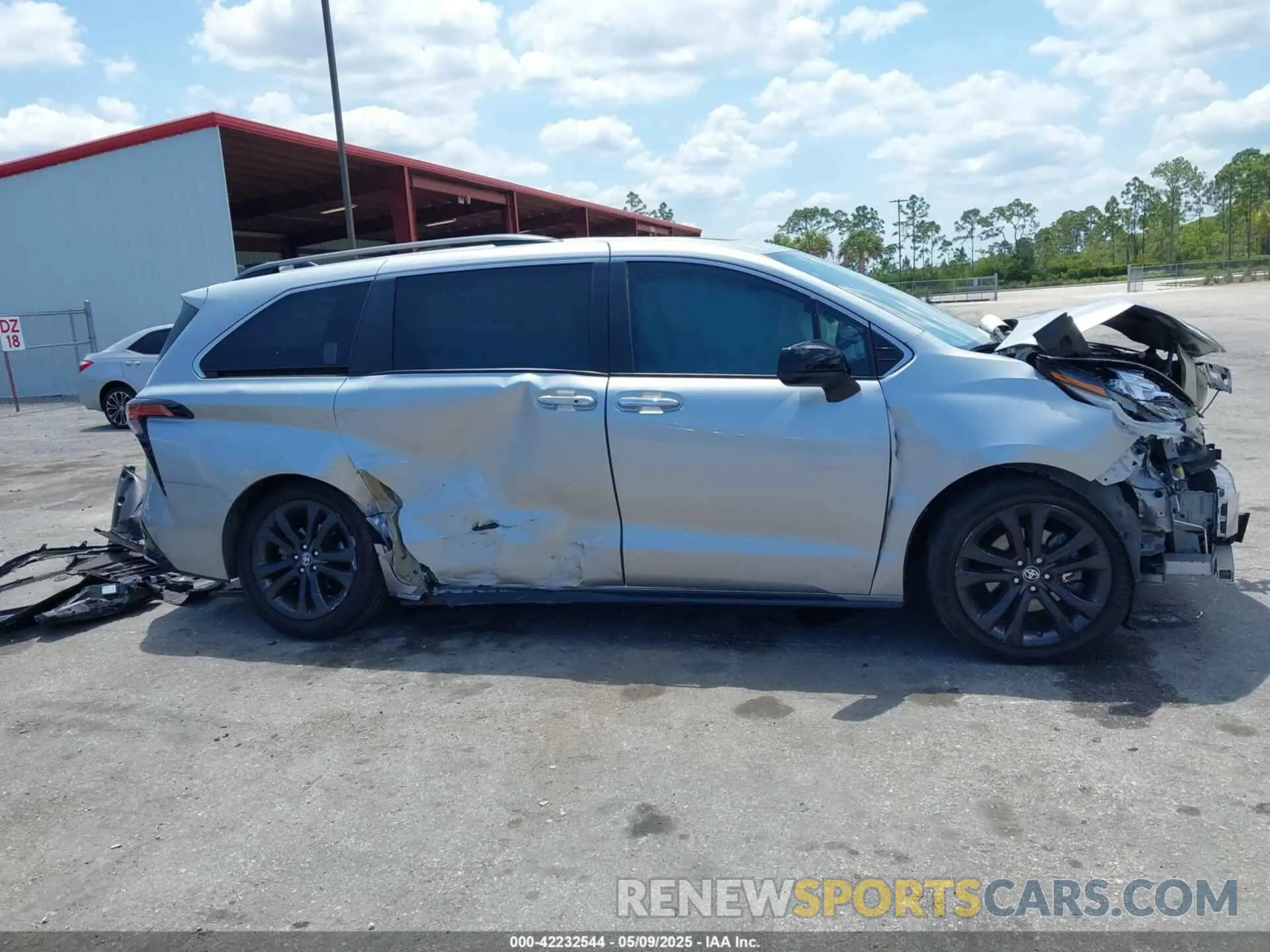 13 Photograph of a damaged car 5TDXRKEC8PS154367 TOYOTA SIENNA 2023