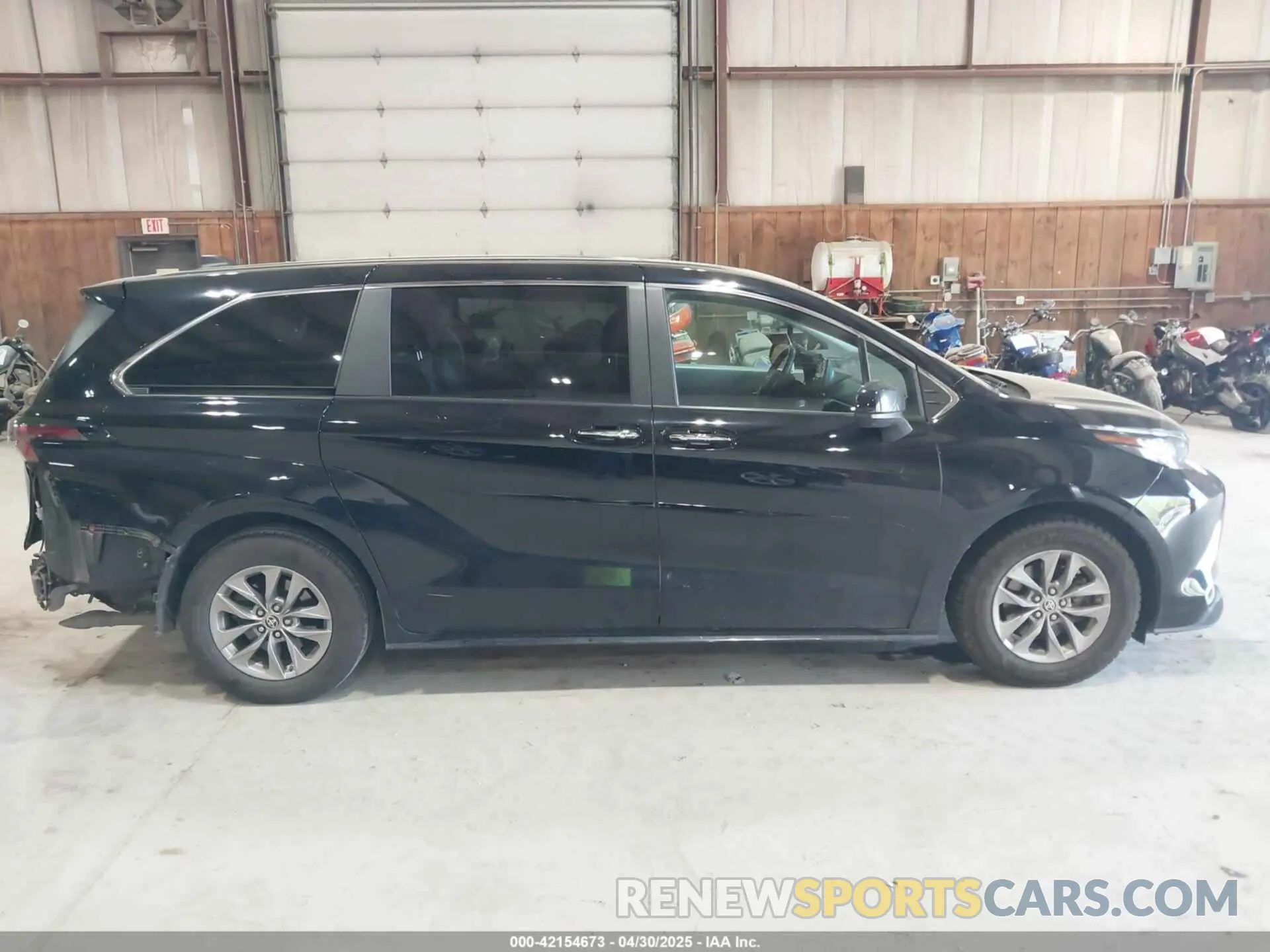 13 Photograph of a damaged car 5TDYRKEC5PS148076 TOYOTA SIENNA 2023