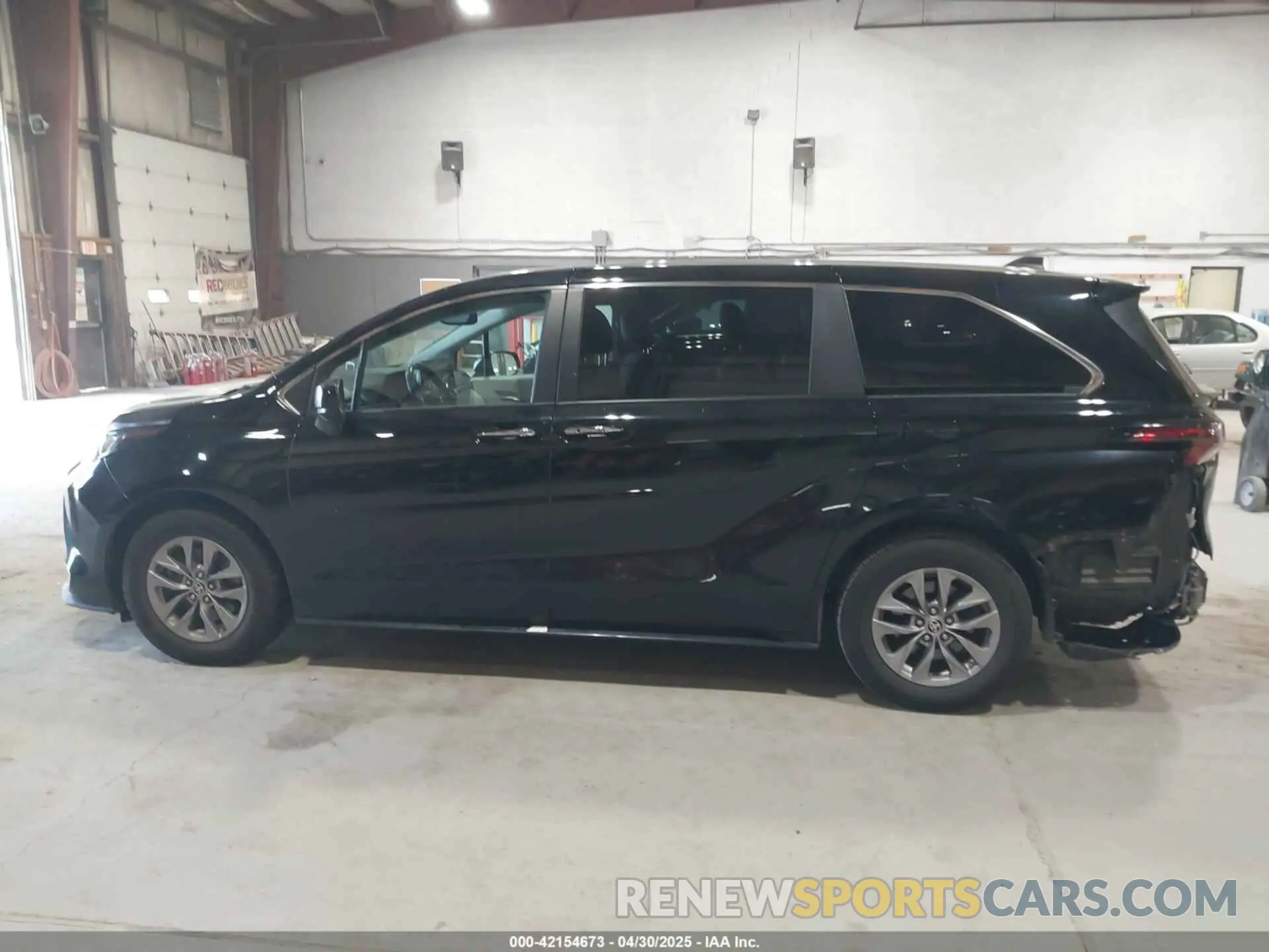 14 Photograph of a damaged car 5TDYRKEC5PS148076 TOYOTA SIENNA 2023
