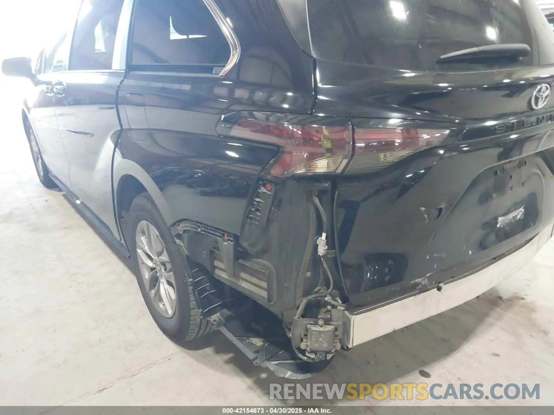 17 Photograph of a damaged car 5TDYRKEC5PS148076 TOYOTA SIENNA 2023