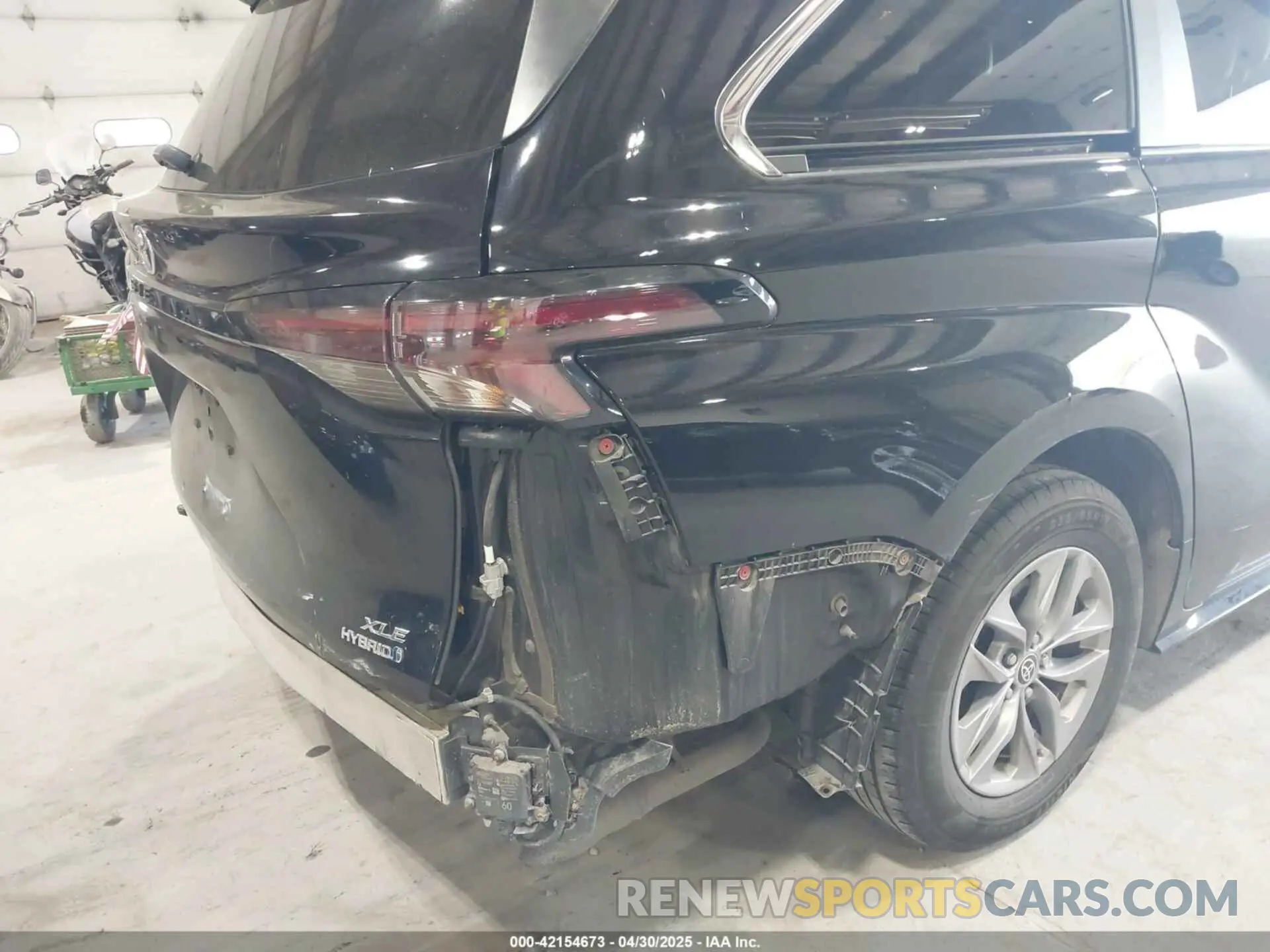 18 Photograph of a damaged car 5TDYRKEC5PS148076 TOYOTA SIENNA 2023